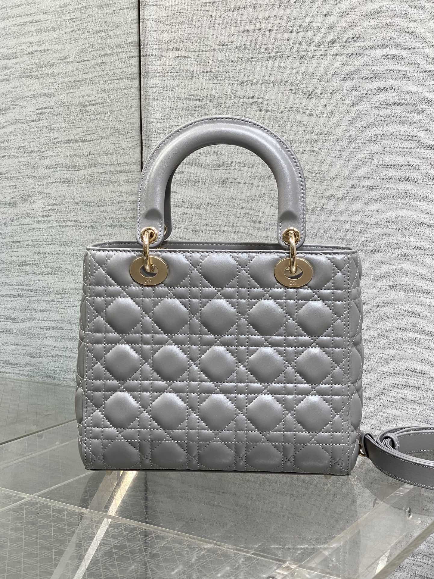 珠光灰现货‼️Lady最新翻盖羊皮五格，经典升级📤，改掉之前刮手的拉链设计，实在是太贴心了😘，被各种拉链