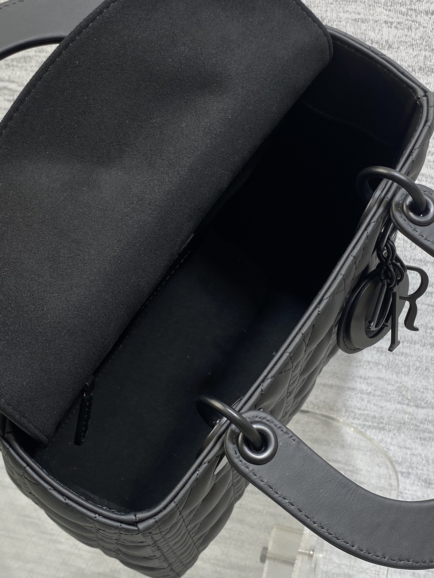 磨砂黑现货‼️Lady最新翻盖羊皮五格，经典升级📤，改掉之前刮手的拉链设计，实在是太贴心了😘，被各种拉链