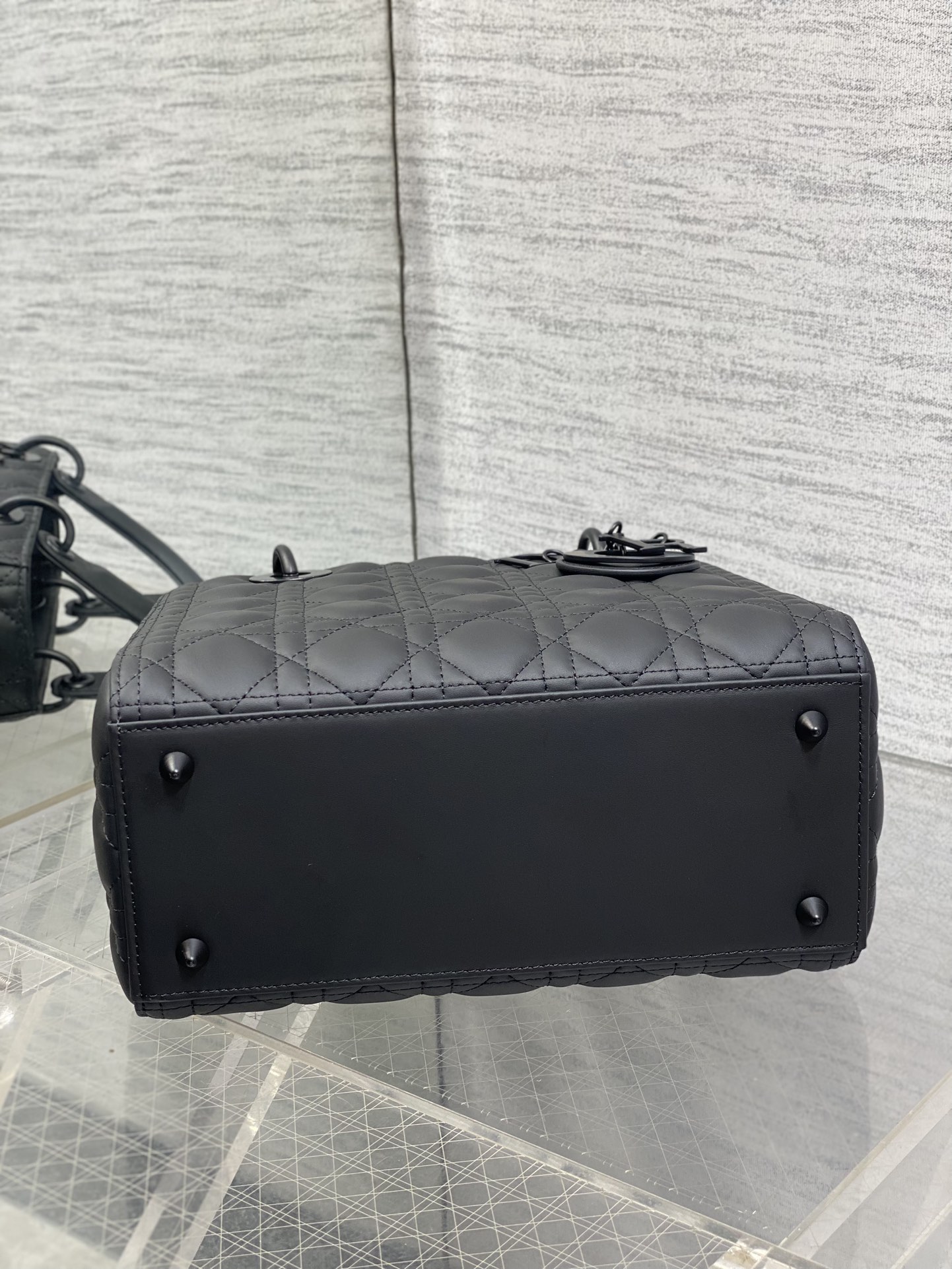 磨砂黑现货‼️Lady最新翻盖羊皮五格，经典升级📤，改掉之前刮手的拉链设计，实在是太贴心了😘，被各种拉链