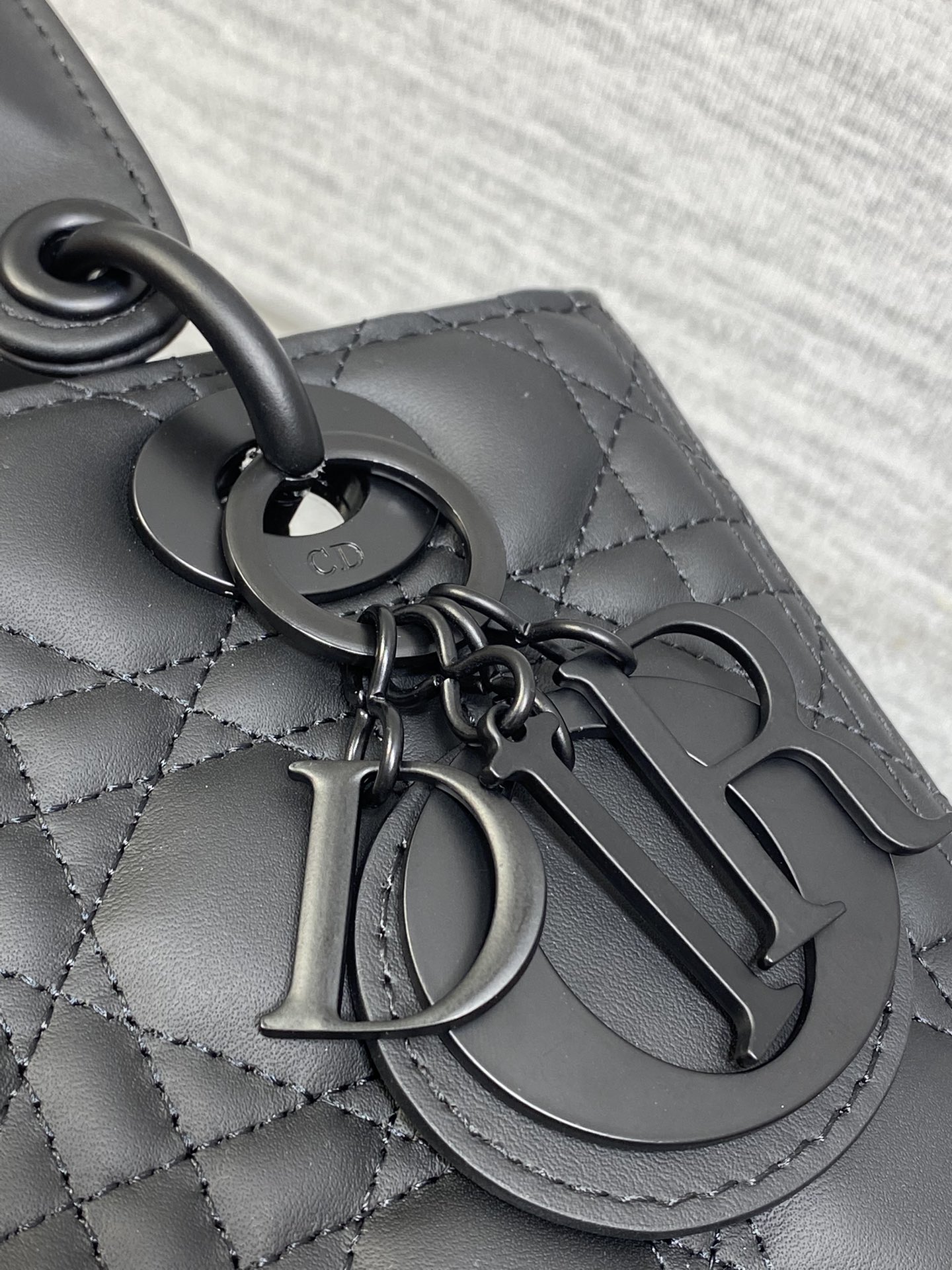 磨砂黑现货‼️Lady最新翻盖羊皮五格，经典升级📤，改掉之前刮手的拉链设计，实在是太贴心了😘，被各种拉链