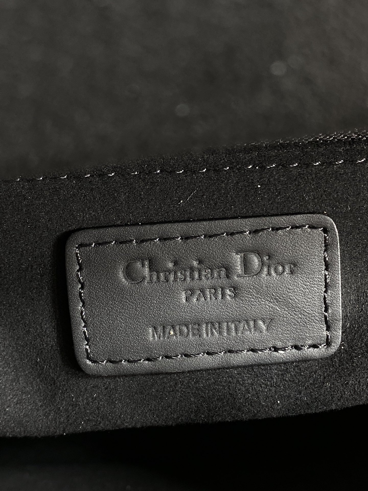 磨砂黑现货‼️Lady最新翻盖羊皮五格，经典升级📤，改掉之前刮手的拉链设计，实在是太贴心了😘，被各种拉链