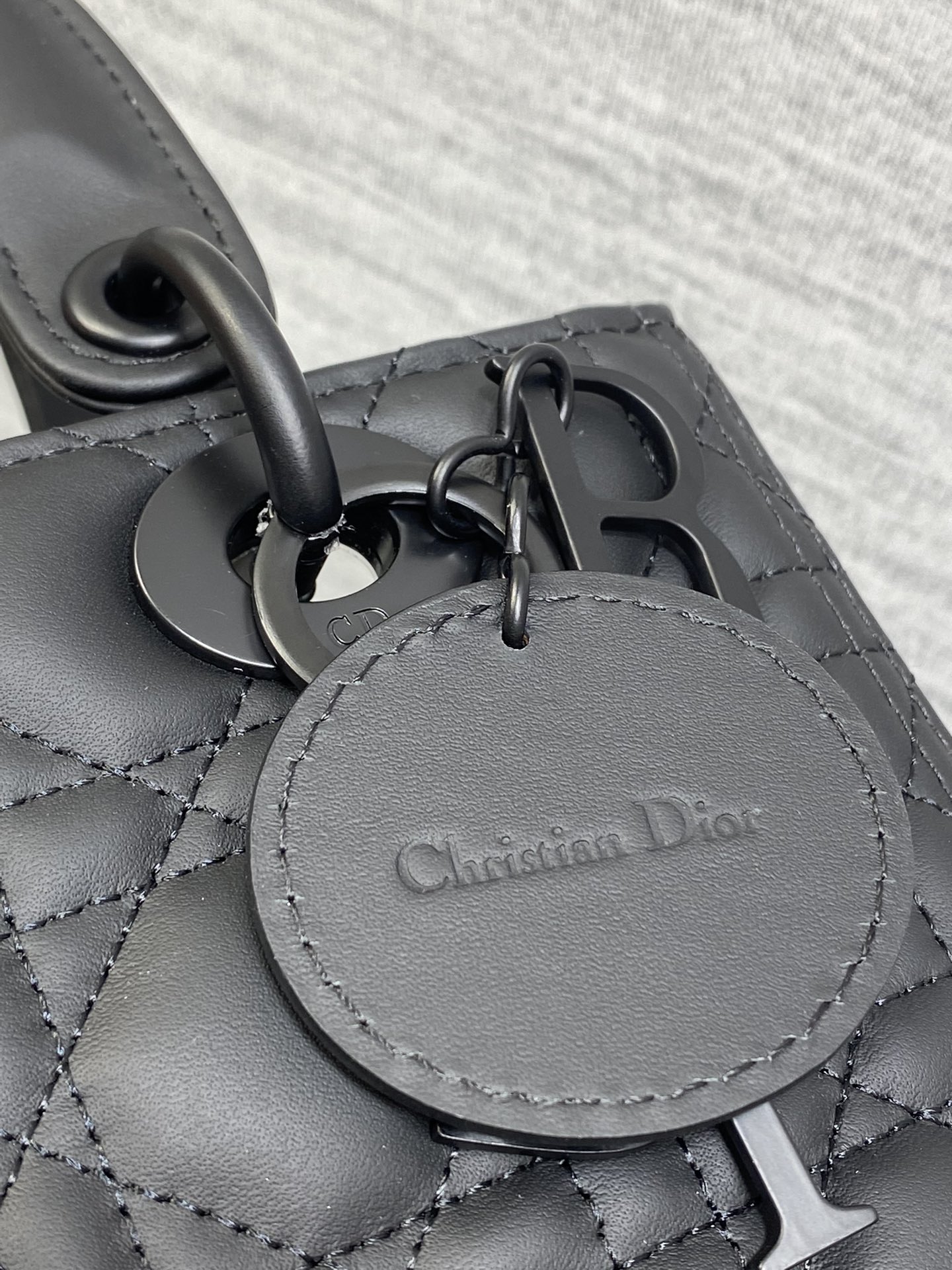 磨砂黑现货‼️Lady最新翻盖羊皮五格，经典升级📤，改掉之前刮手的拉链设计，实在是太贴心了😘，被各种拉链