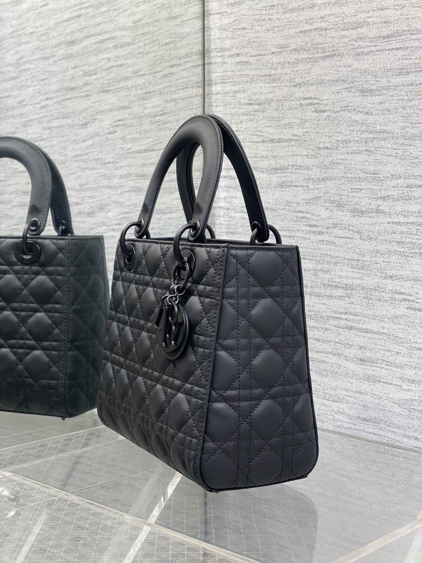 磨砂黑现货‼️Lady最新翻盖羊皮五格，经典升级📤，改掉之前刮手的拉链设计，实在是太贴心了😘，被各种拉链