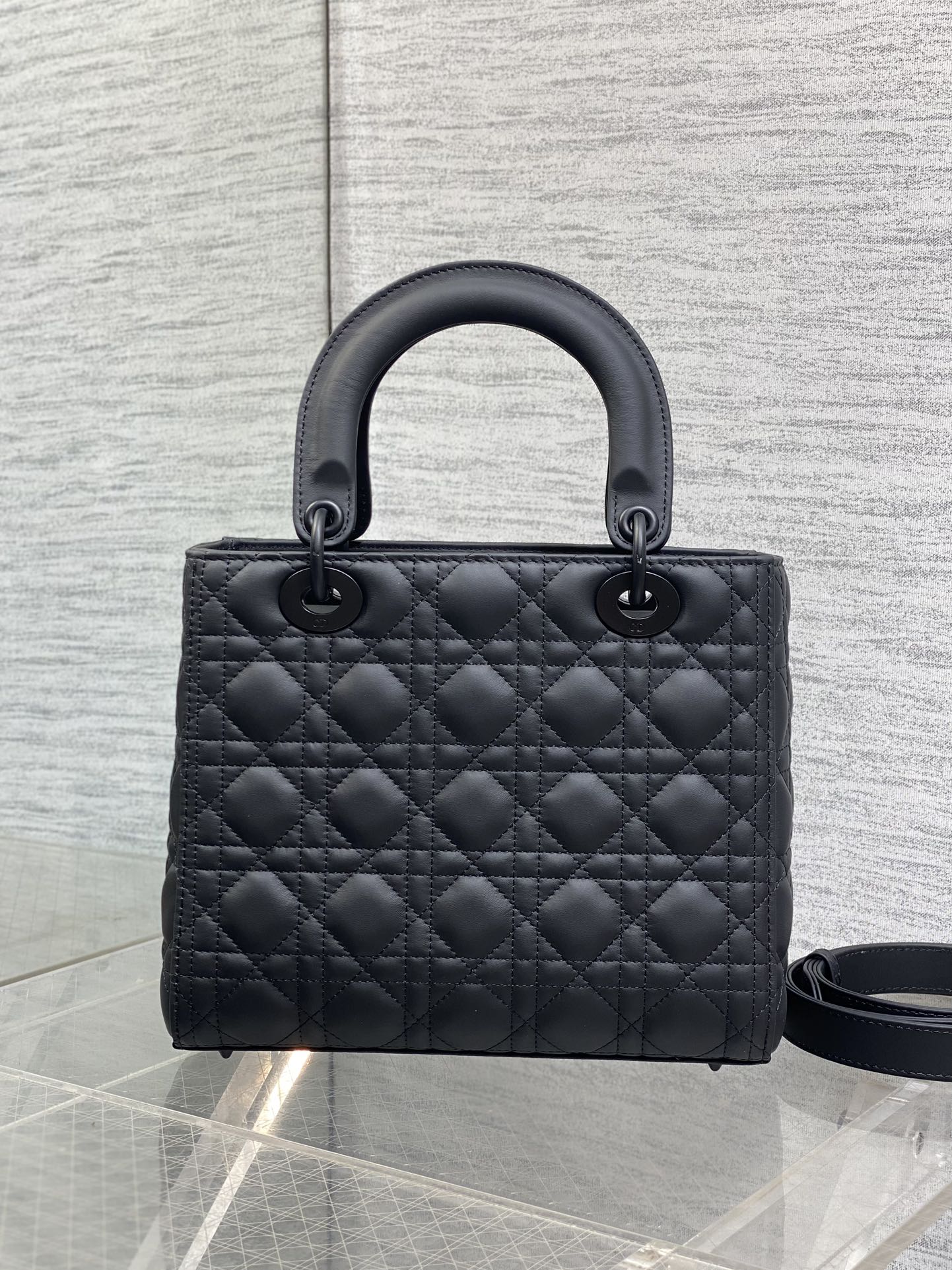 磨砂黑现货‼️Lady最新翻盖羊皮五格，经典升级📤，改掉之前刮手的拉链设计，实在是太贴心了😘，被各种拉链