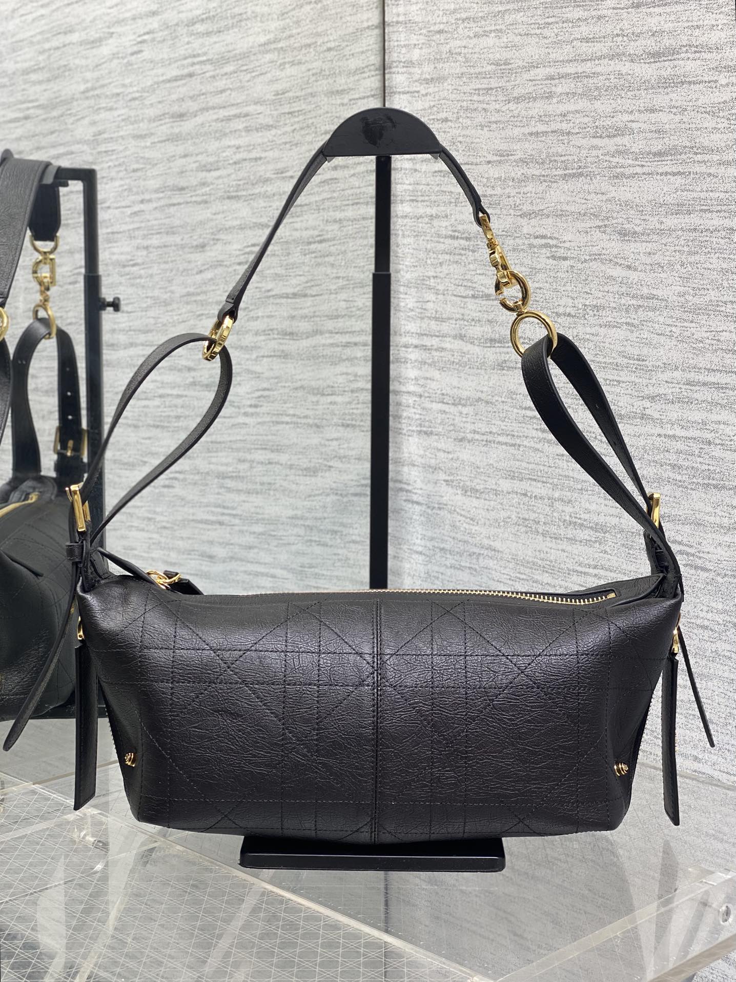 黑小号现货‼️Journey系列最新山羊纹，自带松弛感的hobo包，包形柔软又随意，复古的山羊纹，搭配金