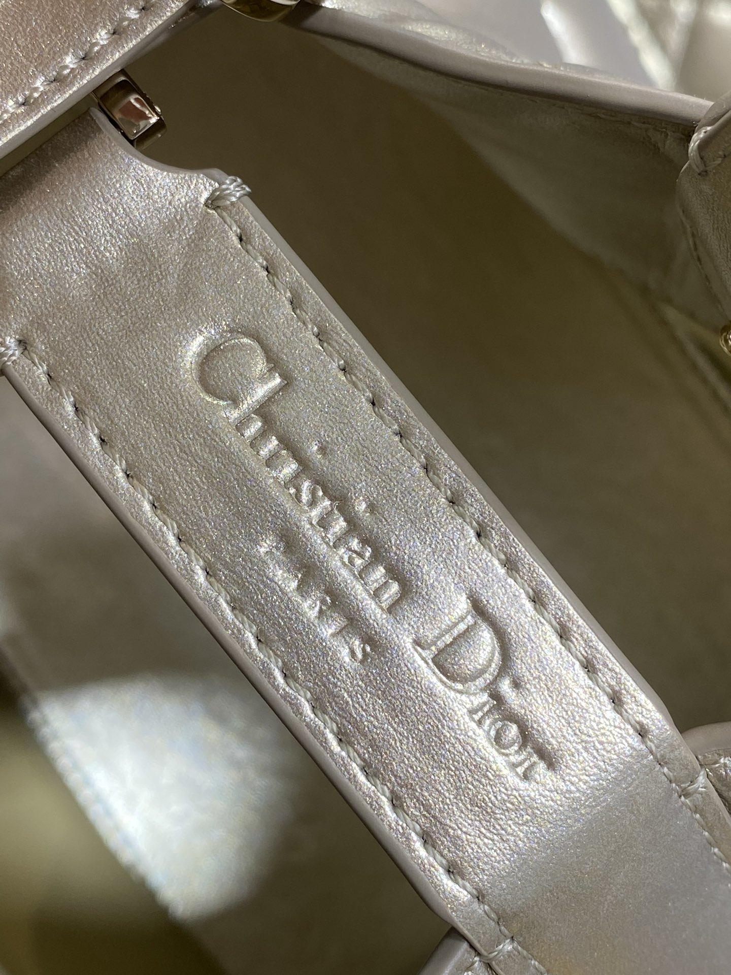 中号现货‼️Toujours系列秋冬最新镭射金，有点太美了，高颜值大包包，颜色非常清新，让人眼前一亮，轻