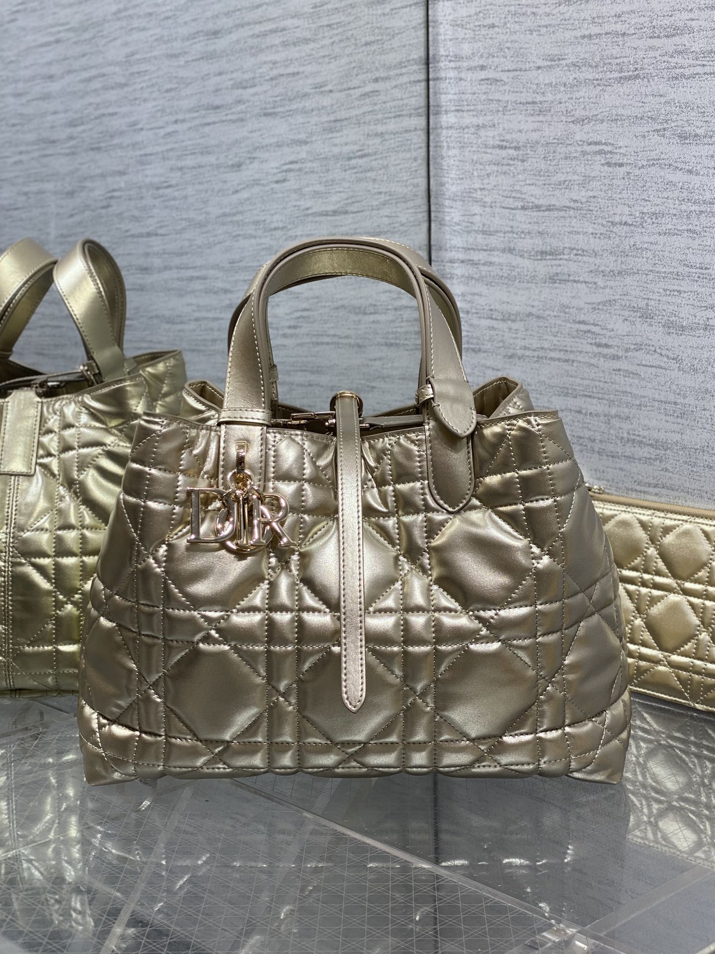 中号现货‼️Toujours系列秋冬最新镭射金，有点太美了，高颜值大包包，颜色非常清新，让人眼前一亮，轻