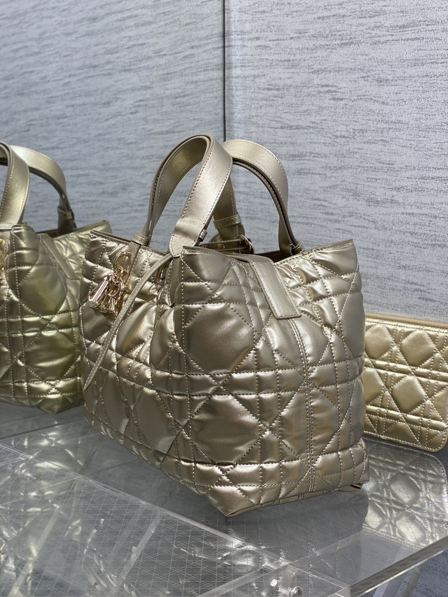 中号现货‼️Toujours系列秋冬最新镭射金，有点太美了，高颜值大包包，颜色非常清新，让人眼前一亮，轻