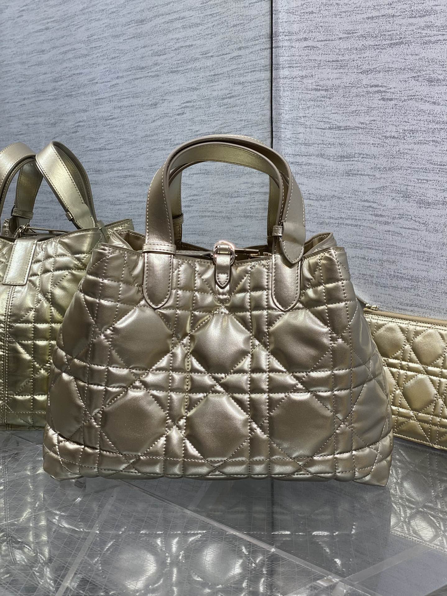 中号现货‼️Toujours系列秋冬最新镭射金，有点太美了，高颜值大包包，颜色非常清新，让人眼前一亮，轻