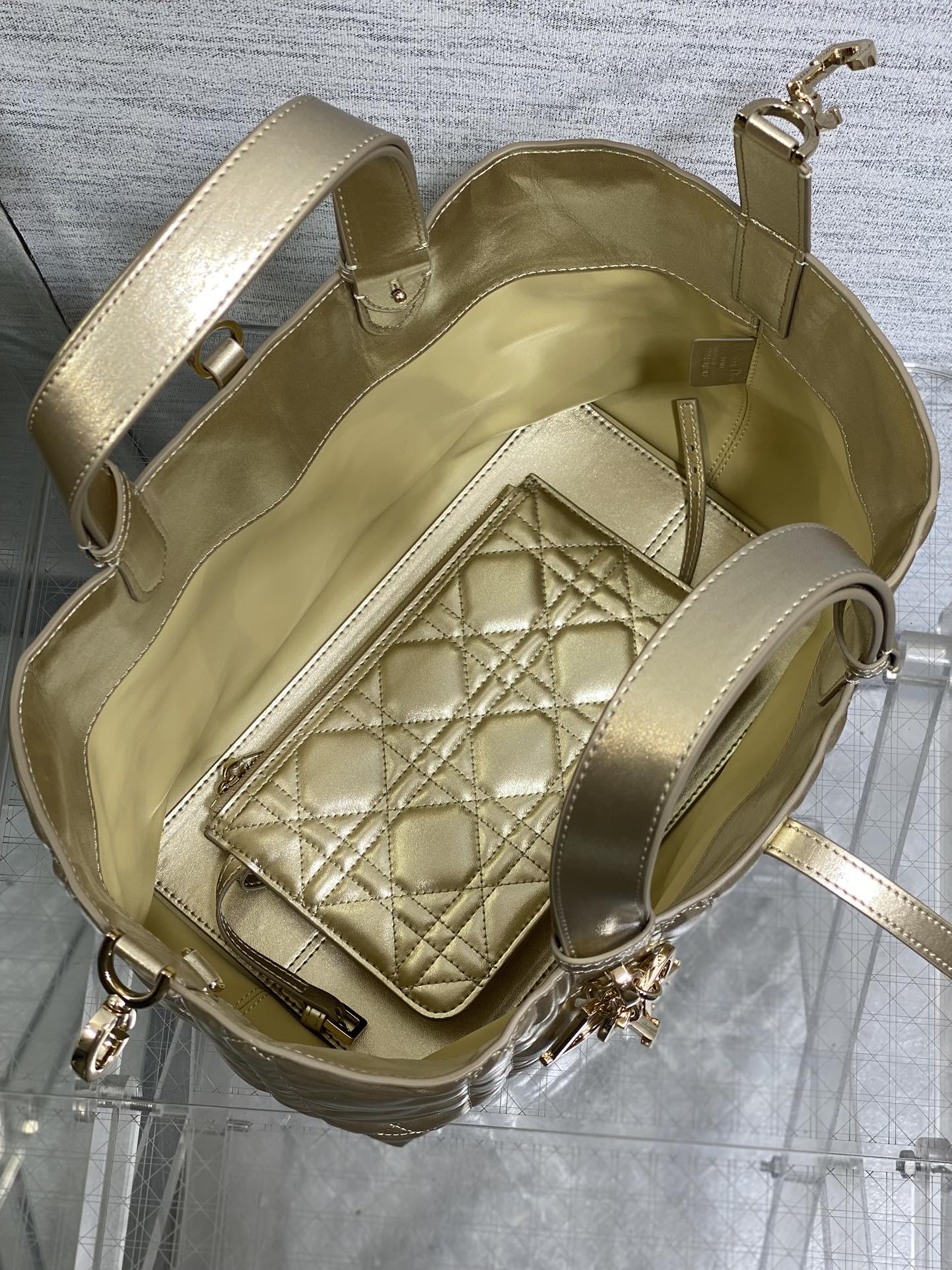 中号现货‼️Toujours系列秋冬最新镭射金，有点太美了，高颜值大包包，颜色非常清新，让人眼前一亮，轻