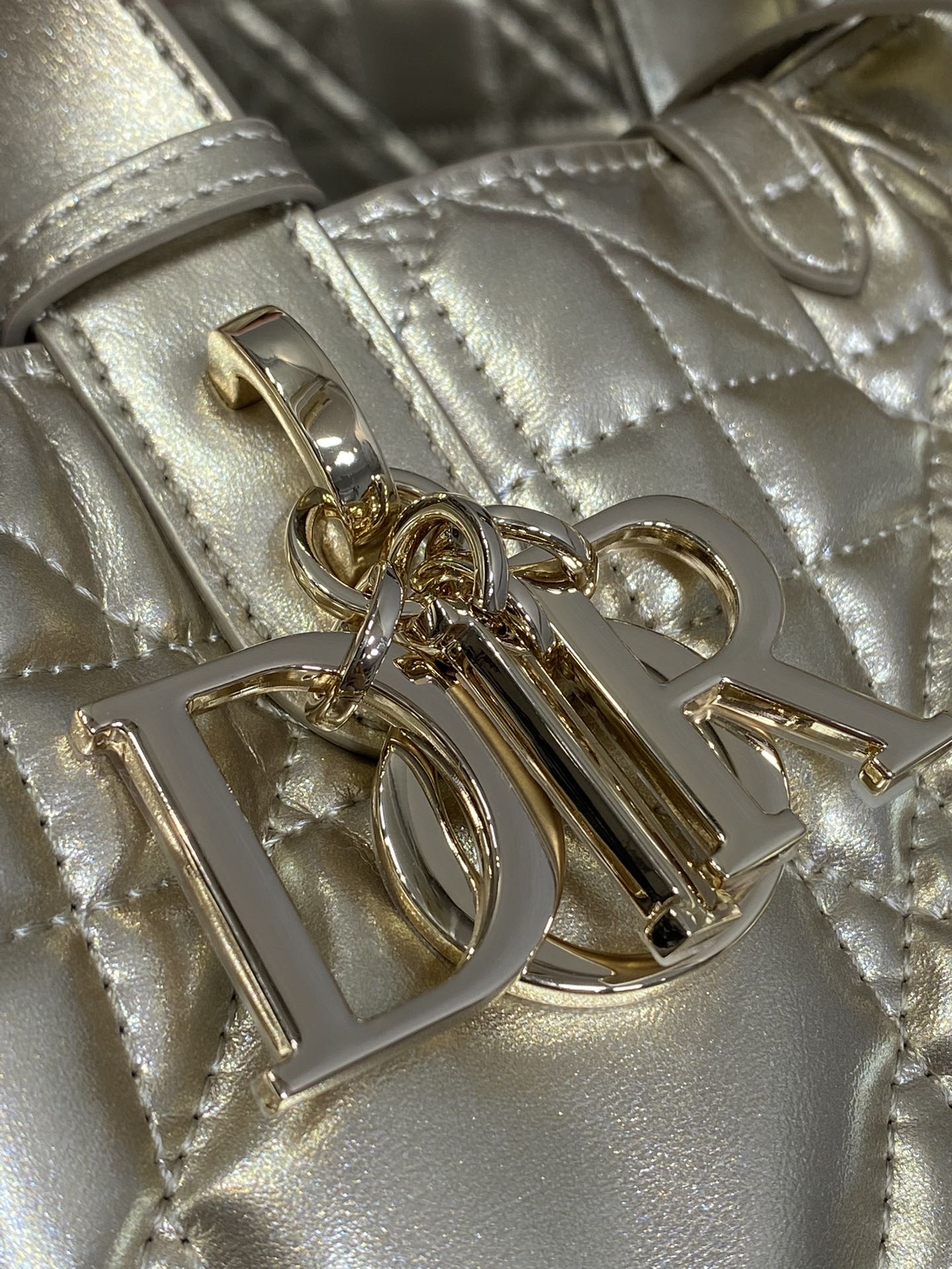 中号现货‼️Toujours系列秋冬最新镭射金，有点太美了，高颜值大包包，颜色非常清新，让人眼前一亮，轻