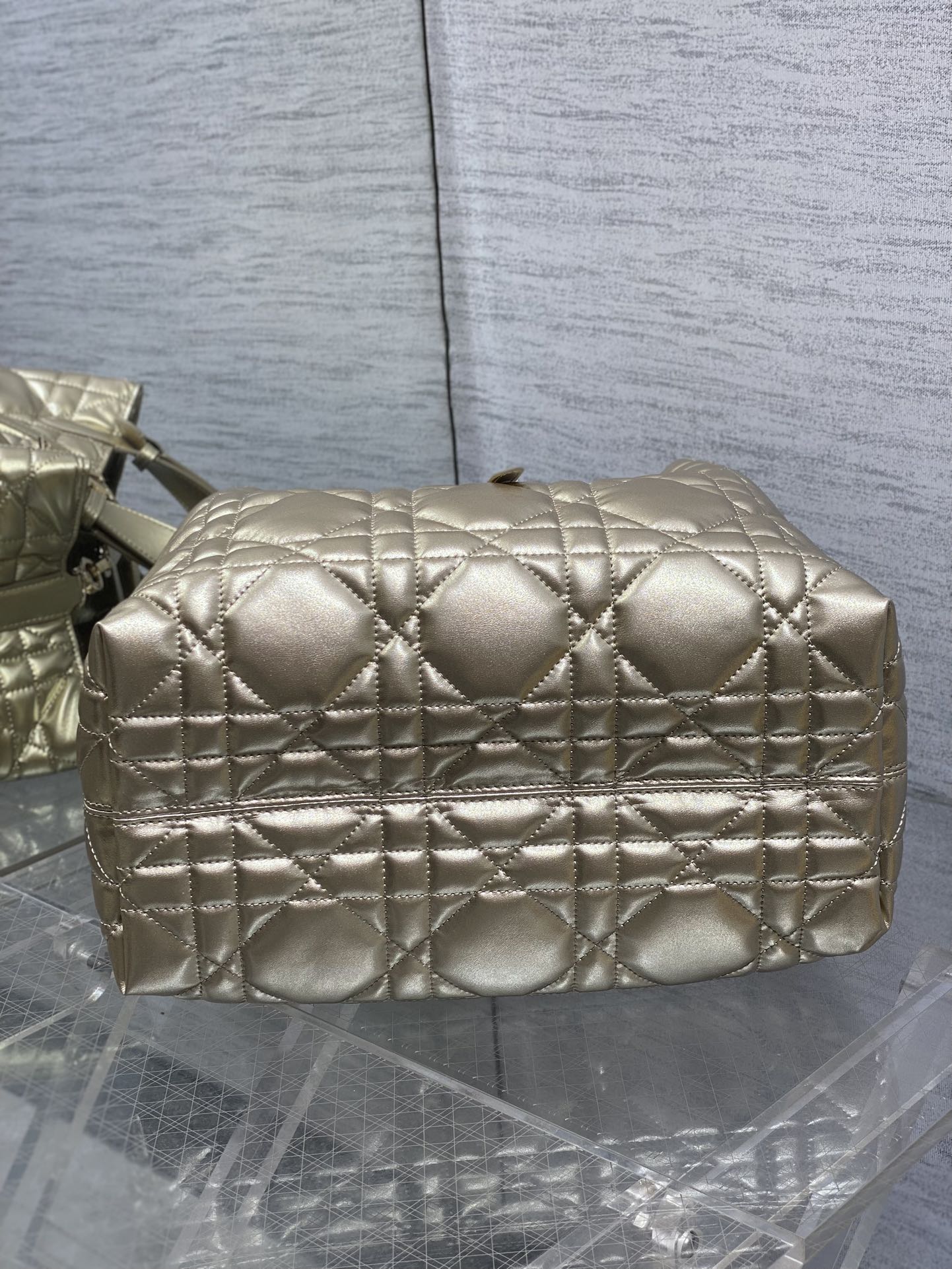 中号现货‼️Toujours系列秋冬最新镭射金，有点太美了，高颜值大包包，颜色非常清新，让人眼前一亮，轻