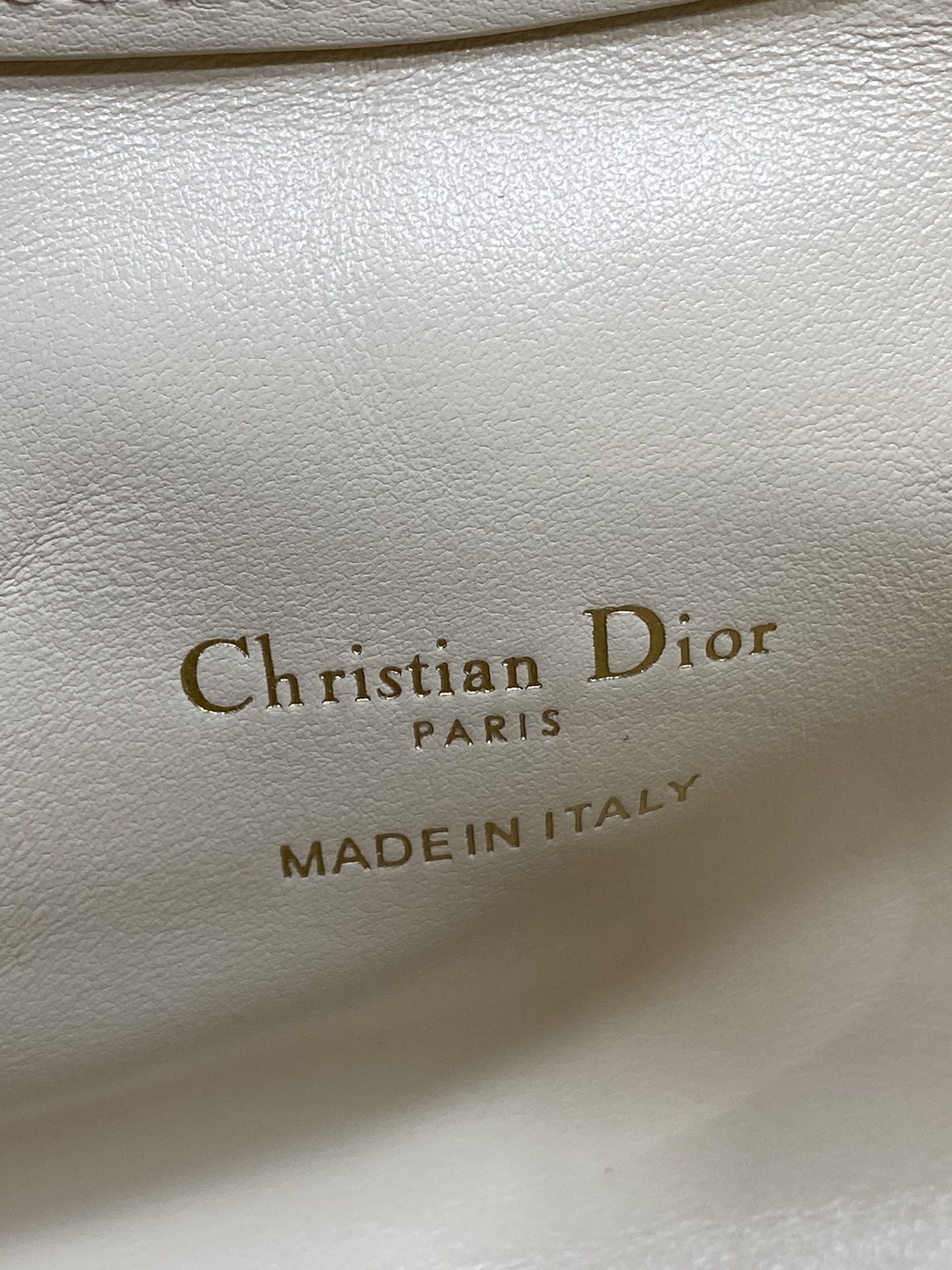 浅象牙白现货‼️Jolie ToP Handle 迷你链条包，对这种精致小包完全没有抵抗力✌️大包背着太