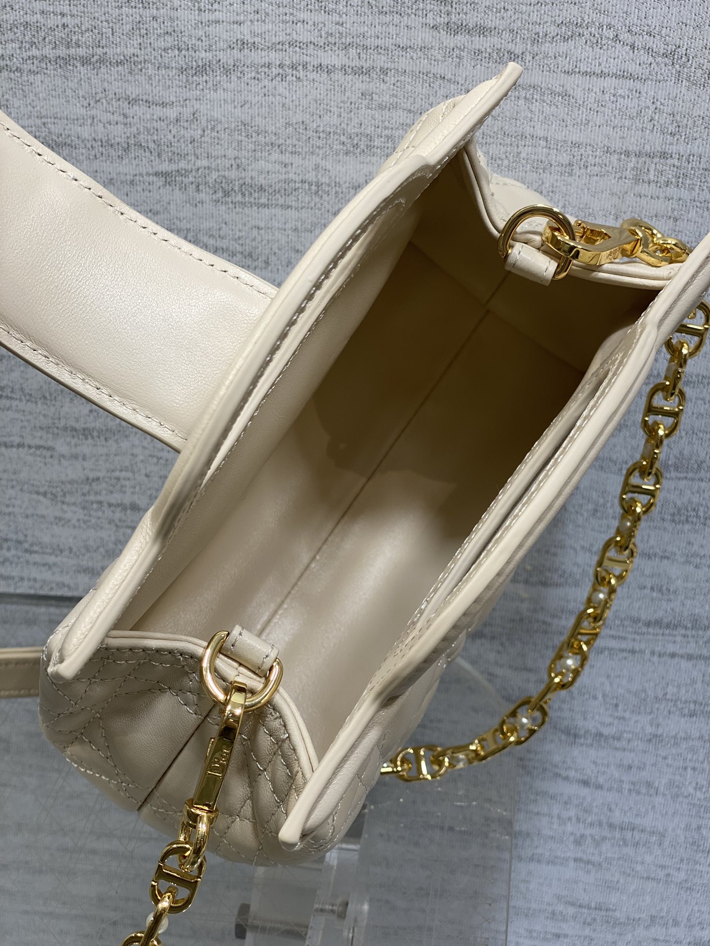 浅象牙白现货‼️Jolie ToP Handle 迷你链条包，对这种精致小包完全没有抵抗力✌️大包背着太