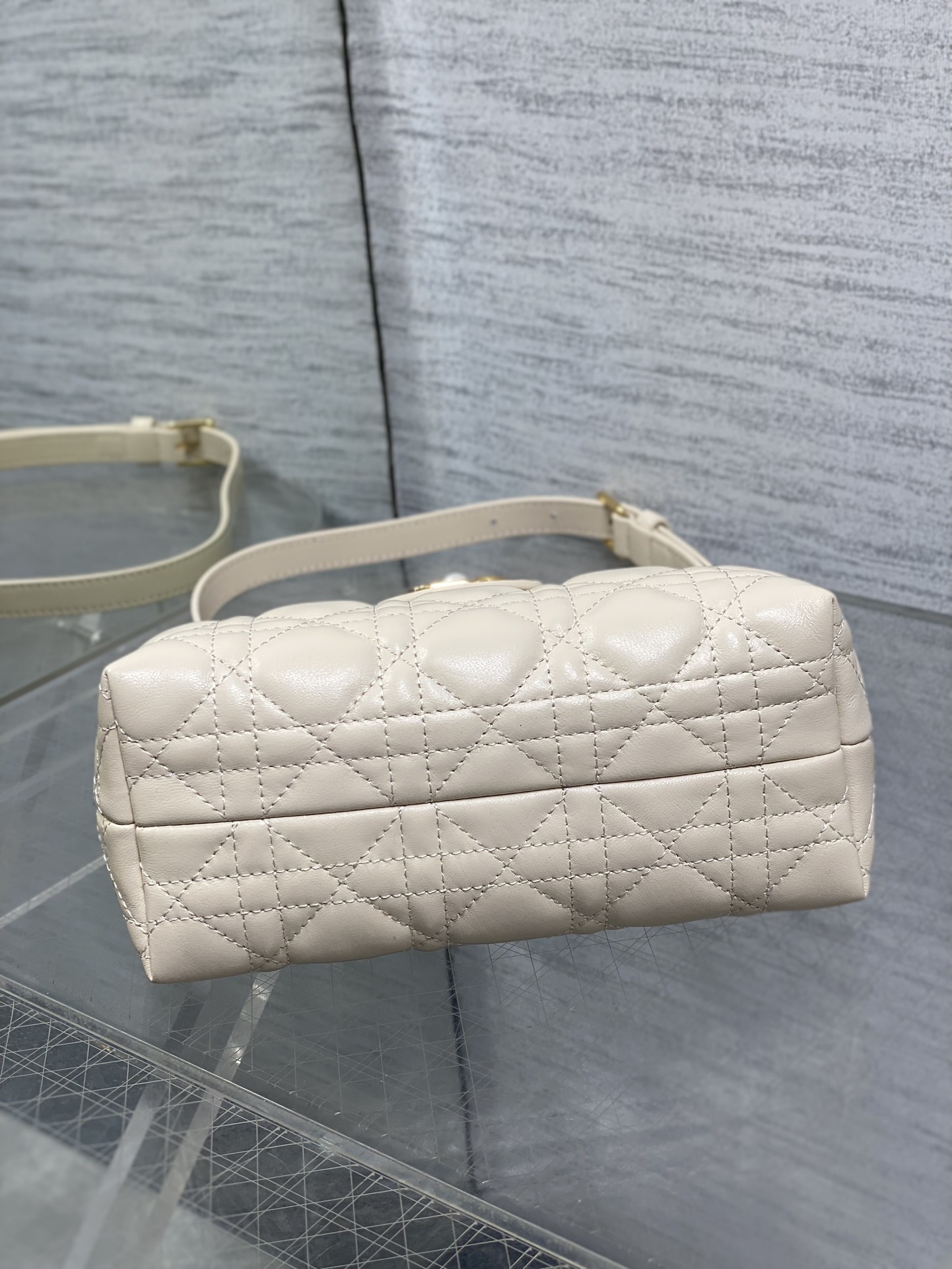 浅象牙白现货‼️Jolie ToP Handle 迷你链条包，对这种精致小包完全没有抵抗力✌️大包背着太