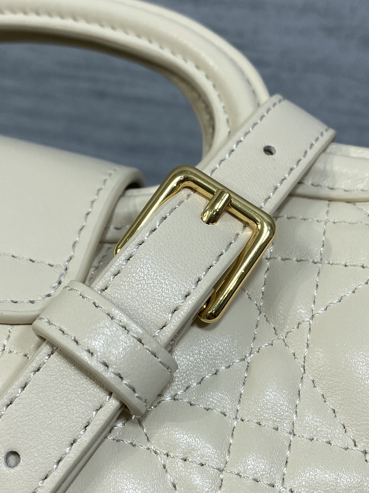 浅象牙白现货‼️Jolie ToP Handle 迷你链条包，对这种精致小包完全没有抵抗力✌️大包背着太