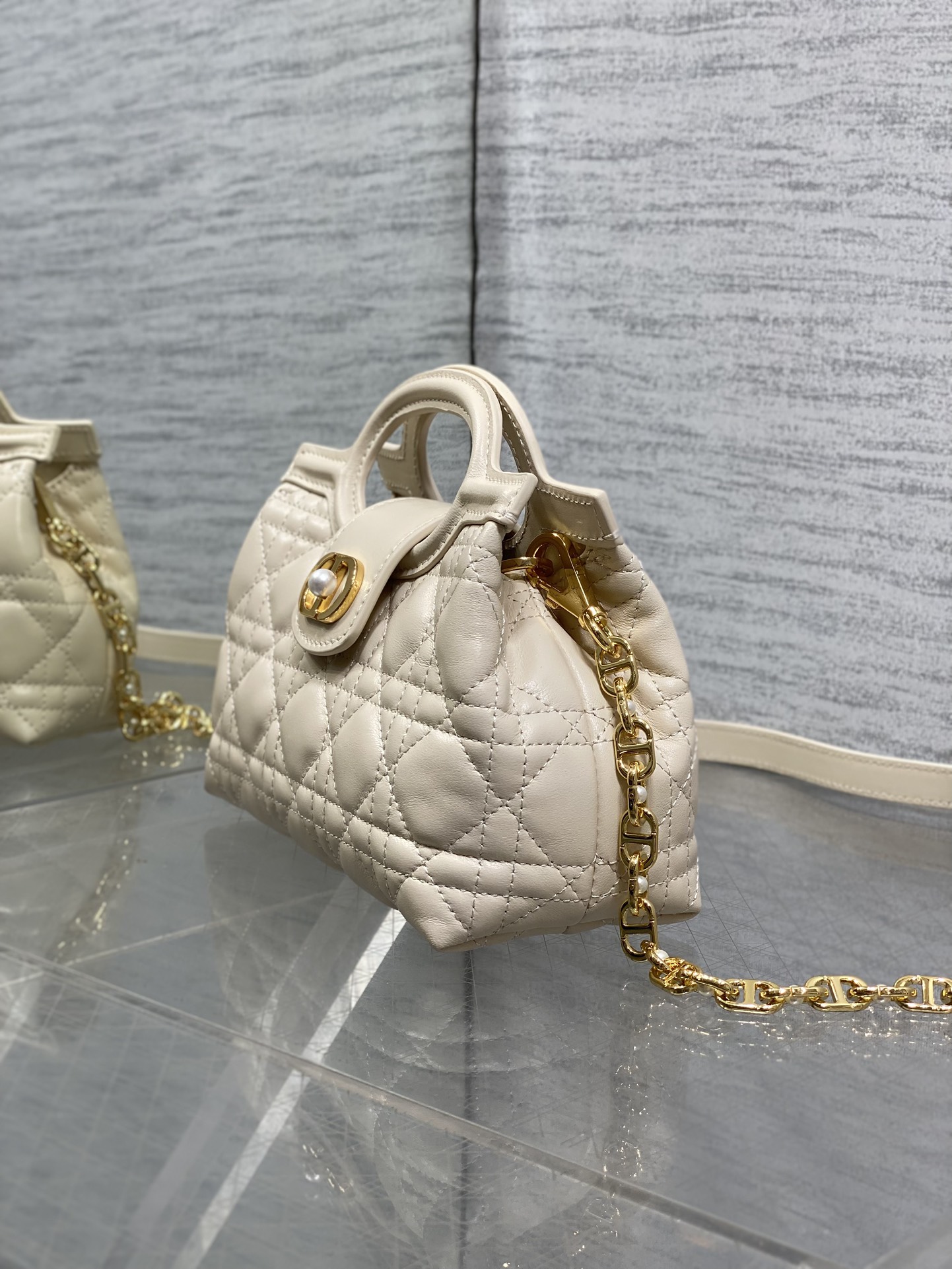 浅象牙白现货‼️Jolie ToP Handle 迷你链条包，对这种精致小包完全没有抵抗力✌️大包背着太