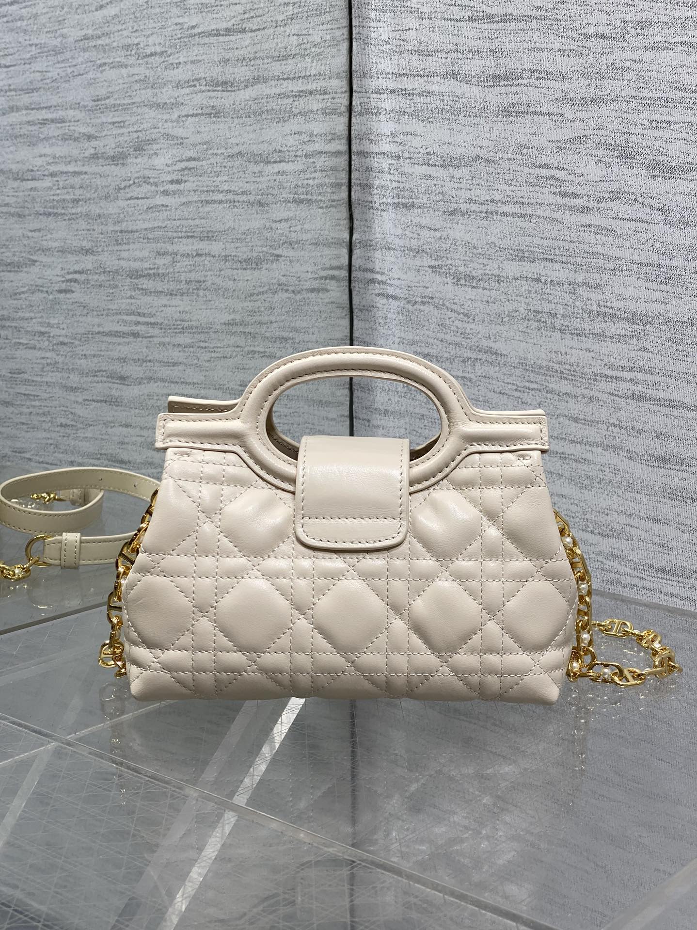 浅象牙白现货‼️Jolie ToP Handle 迷你链条包，对这种精致小包完全没有抵抗力✌️大包背着太