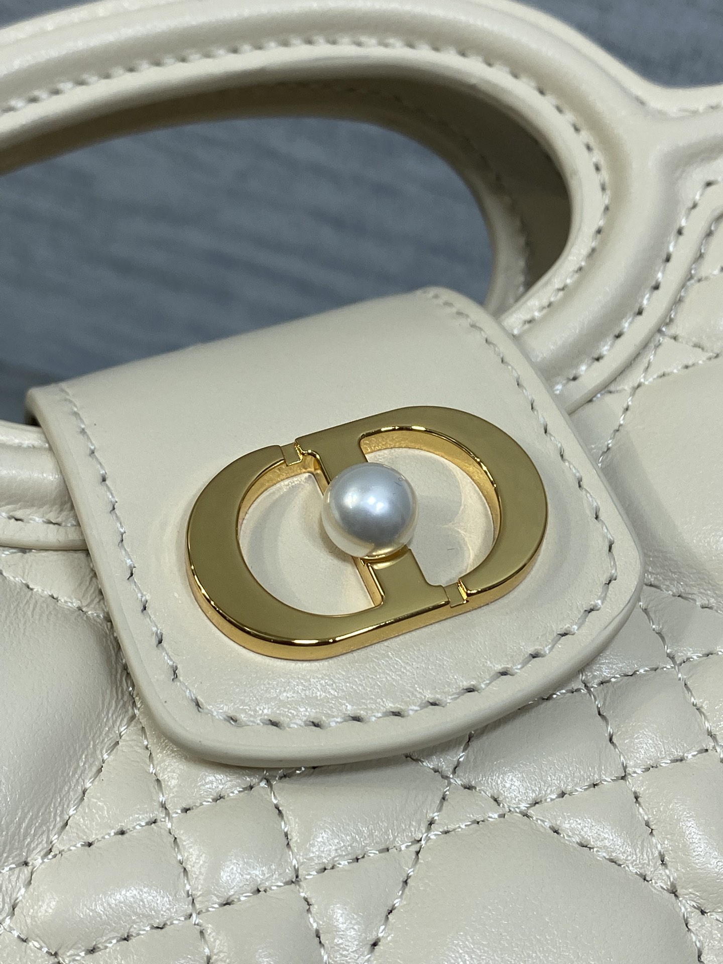 浅象牙白现货‼️Jolie ToP Handle 迷你链条包，对这种精致小包完全没有抵抗力✌️大包背着太