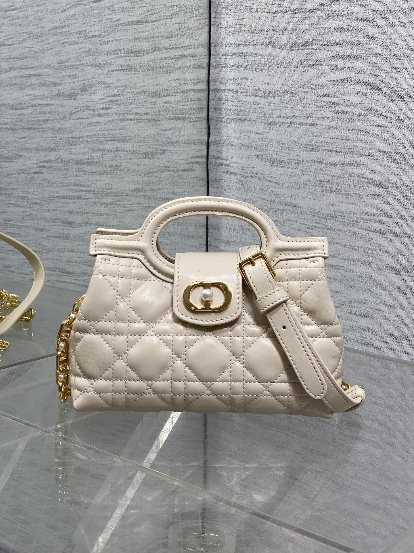 浅象牙白现货‼️Jolie ToP Handle 迷你链条包，对这种精致小包完全没有抵抗力✌️大包背着太