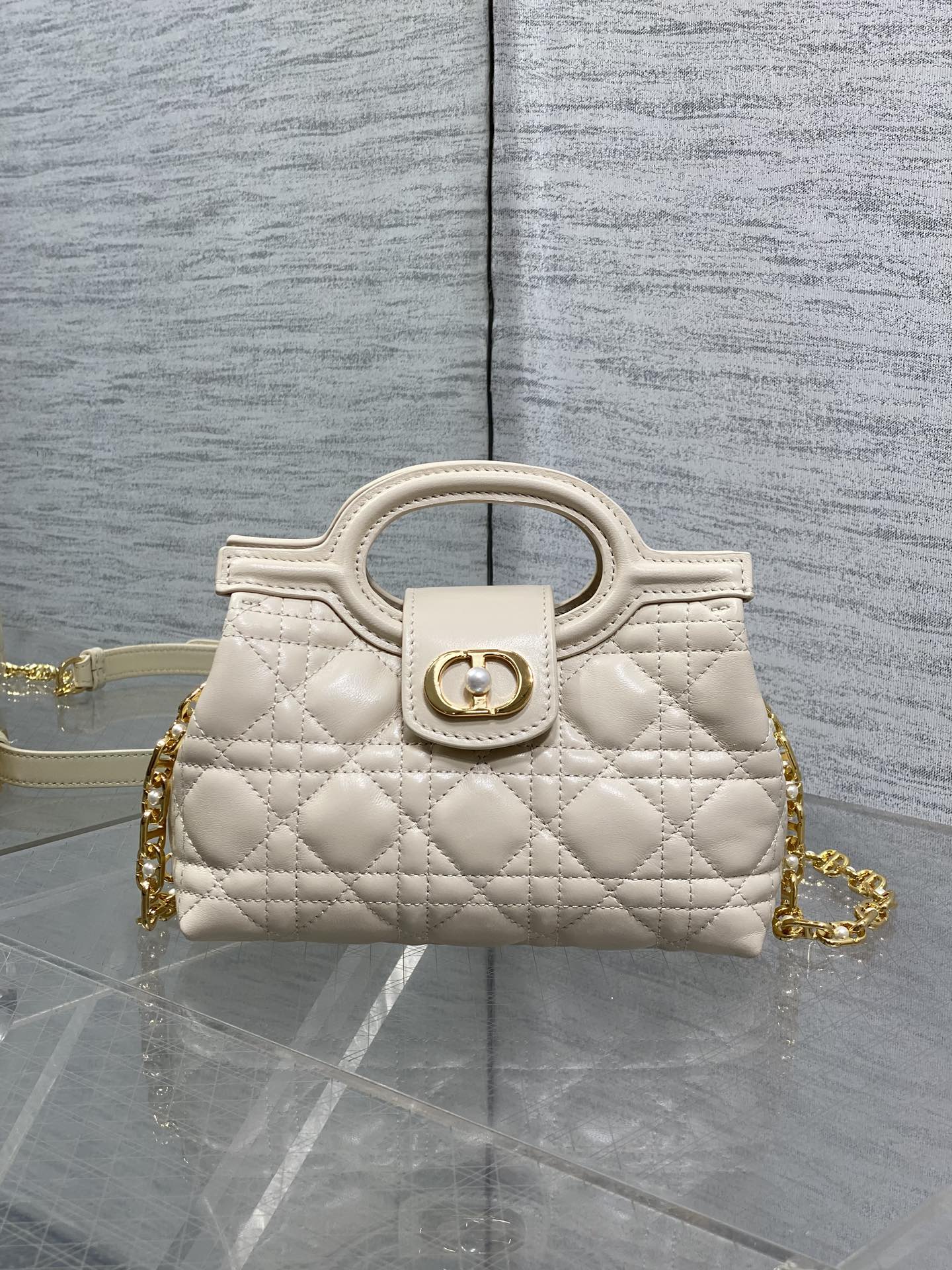 浅象牙白现货‼️Jolie ToP Handle 迷你链条包，对这种精致小包完全没有抵抗力✌️大包背着太