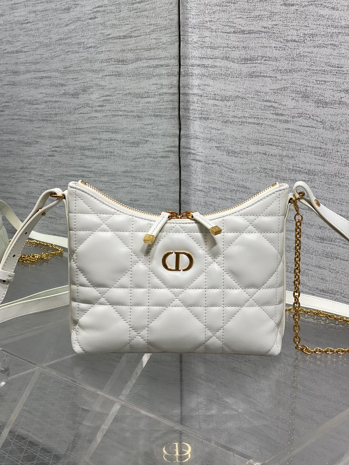 现货‼️Dior秋冬系列Miss Dior单肩水饺包 采用小羊皮精心制作 别具一格的字母标志 超大菱格 