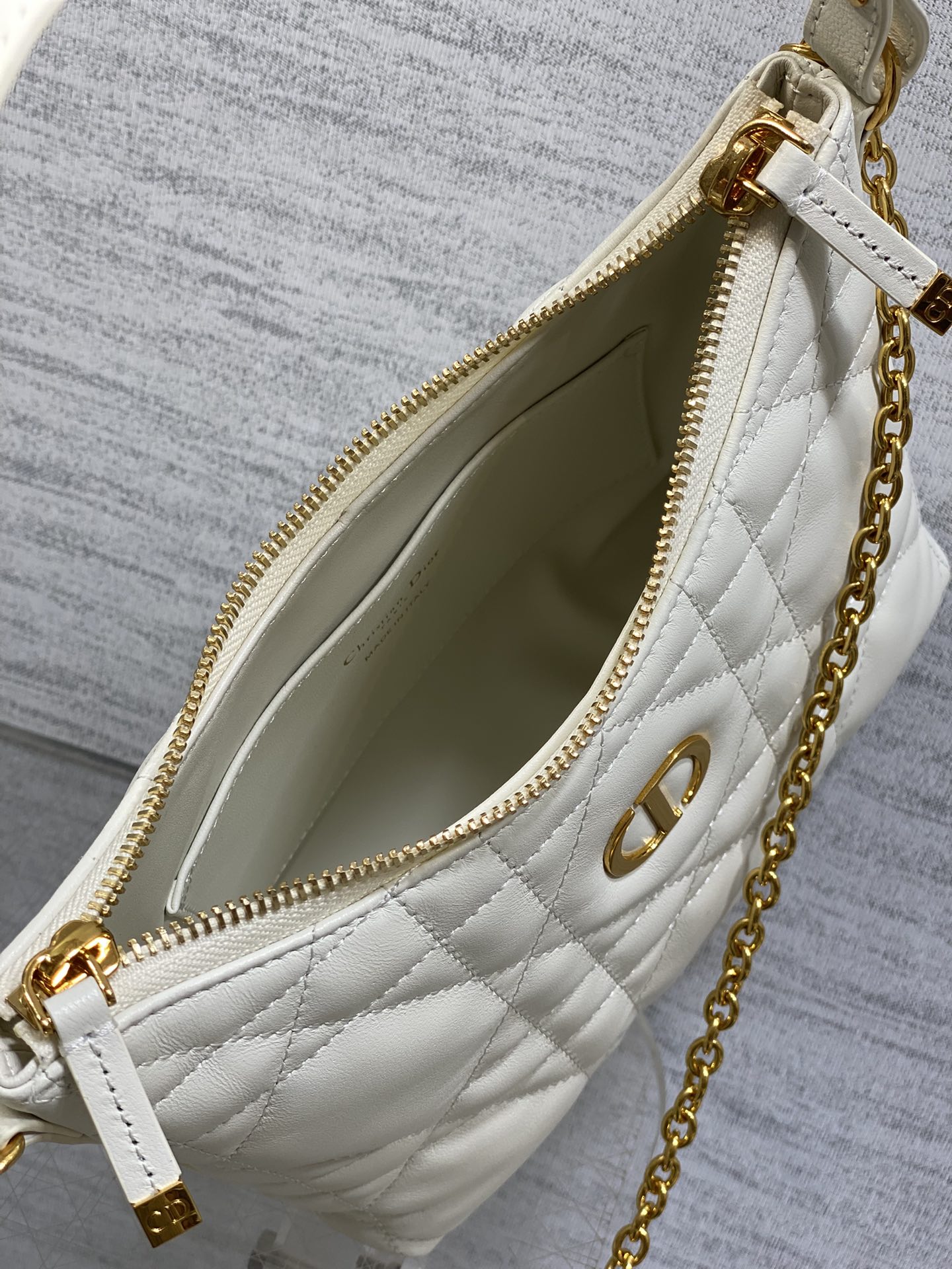 现货‼️Dior秋冬系列Miss Dior单肩水饺包 采用小羊皮精心制作 别具一格的字母标志 超大菱格 