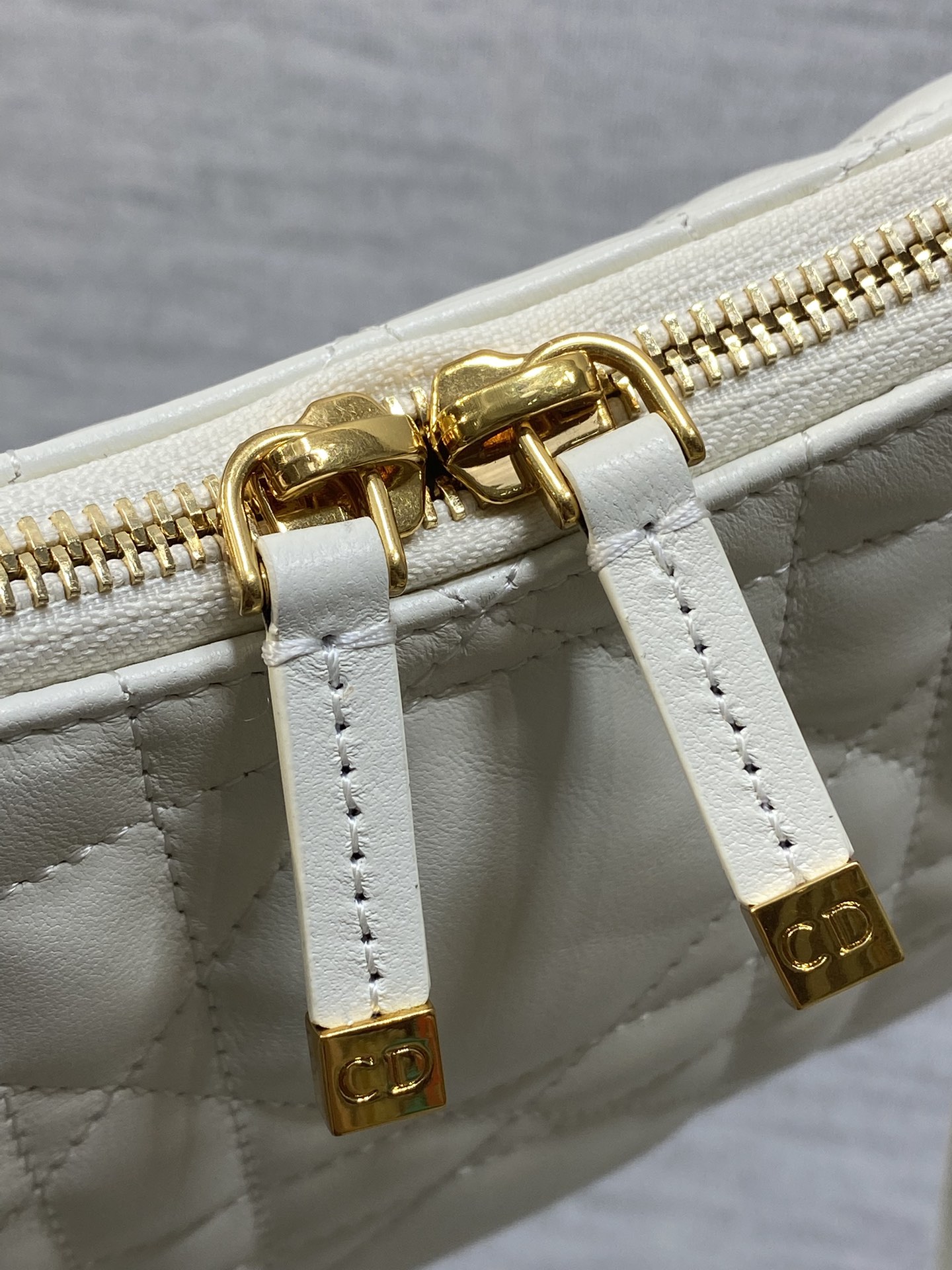 现货‼️Dior秋冬系列Miss Dior单肩水饺包 采用小羊皮精心制作 别具一格的字母标志 超大菱格 