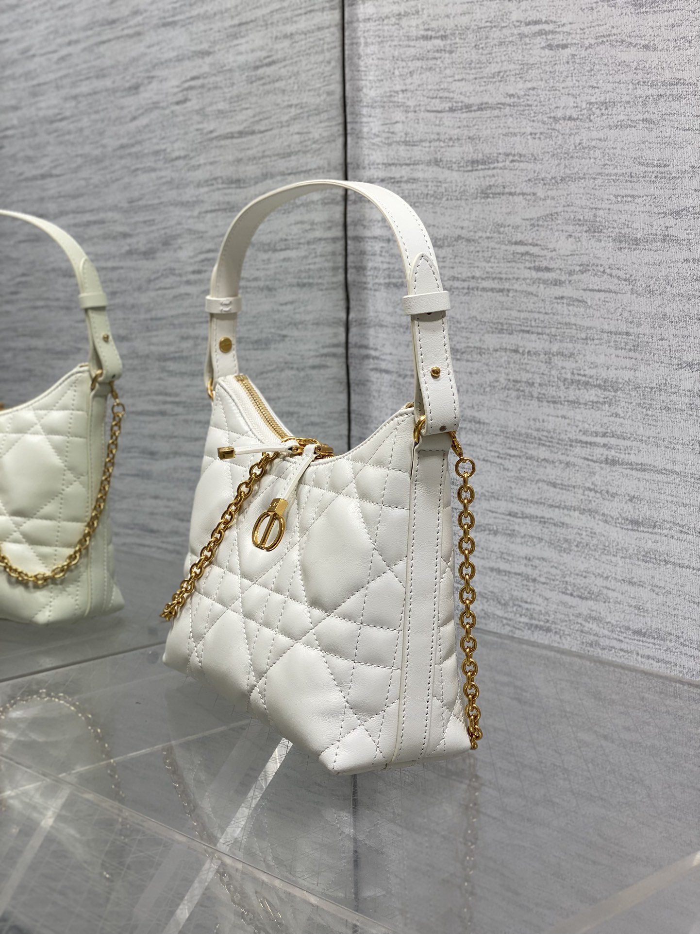 现货‼️Dior秋冬系列Miss Dior单肩水饺包 采用小羊皮精心制作 别具一格的字母标志 超大菱格 