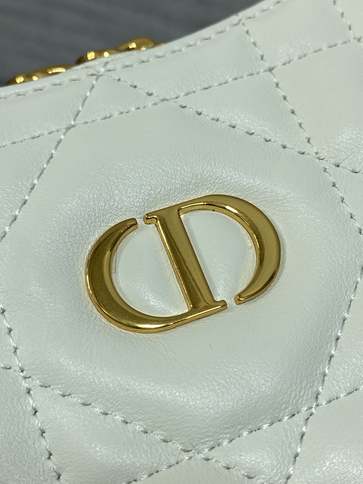 现货‼️Dior秋冬系列Miss Dior单肩水饺包 采用小羊皮精心制作 别具一格的字母标志 超大菱格 