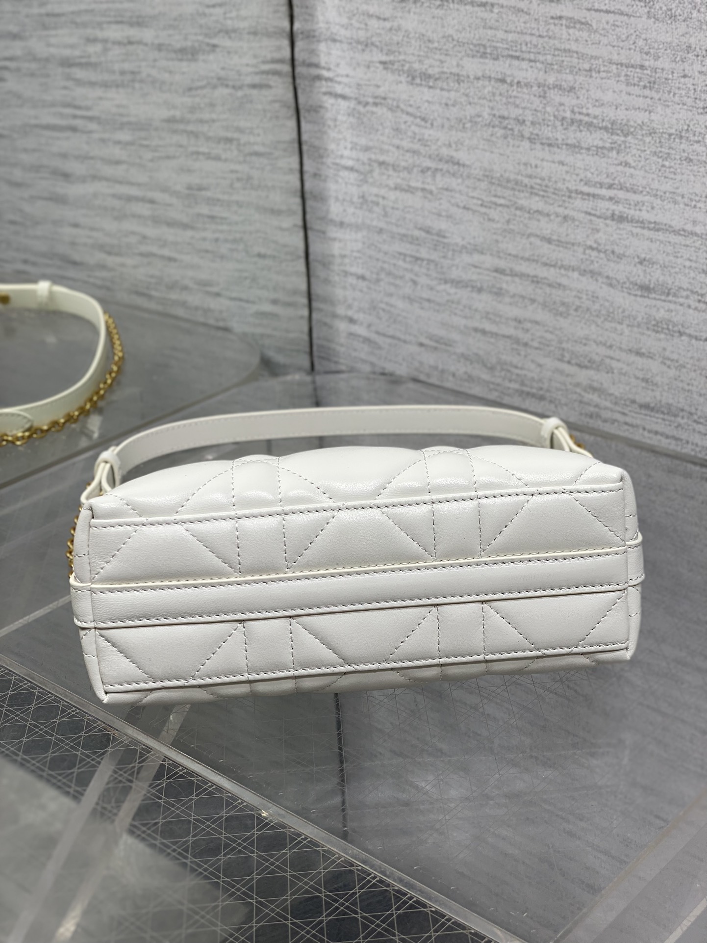 现货‼️Dior秋冬系列Miss Dior单肩水饺包 采用小羊皮精心制作 别具一格的字母标志 超大菱格 