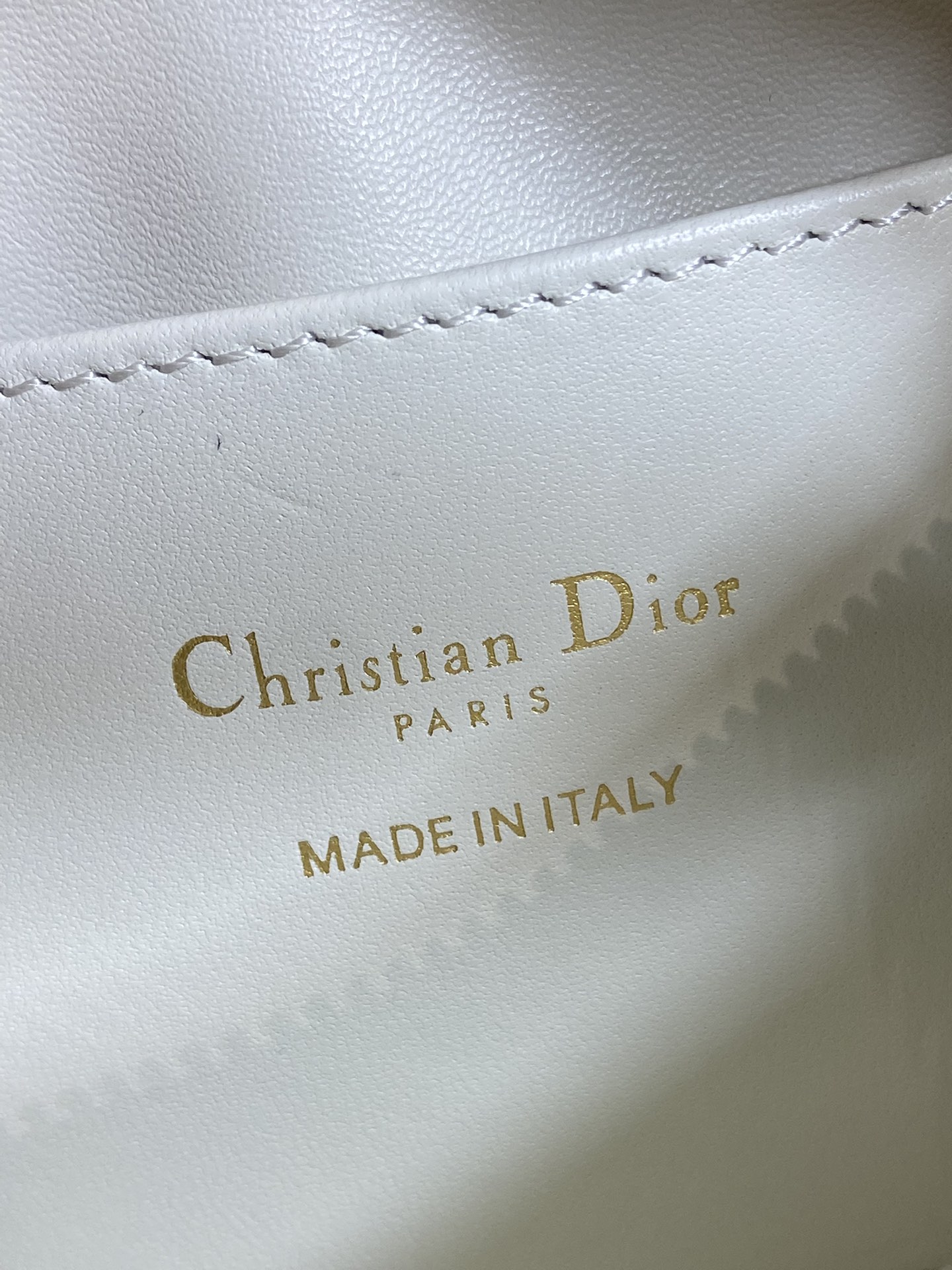 现货‼️Dior秋冬系列Miss Dior单肩水饺包 采用小羊皮精心制作 别具一格的字母标志 超大菱格 