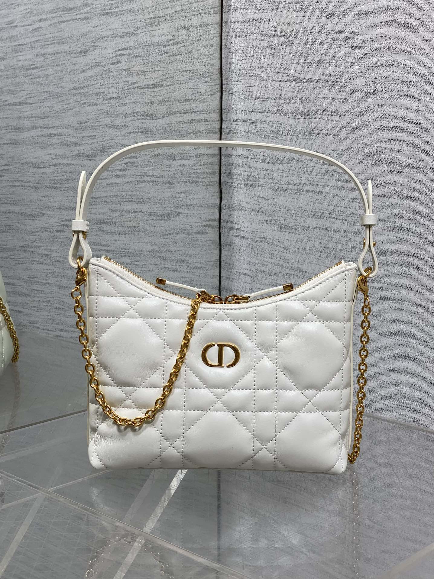 现货‼️Dior秋冬系列Miss Dior单肩水饺包 采用小羊皮精心制作 别具一格的字母标志 超大菱格 