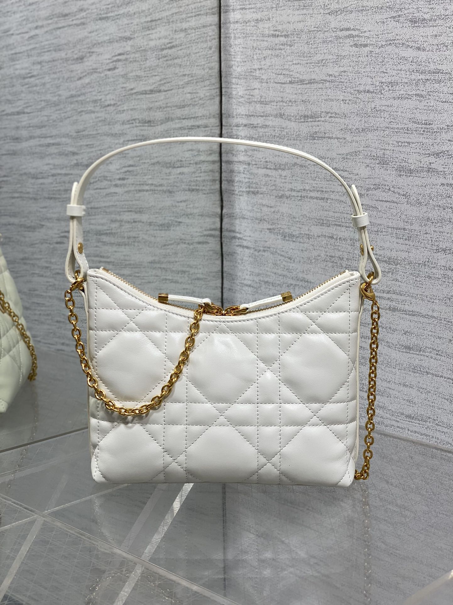 现货‼️Dior秋冬系列Miss Dior单肩水饺包 采用小羊皮精心制作 别具一格的字母标志 超大菱格 