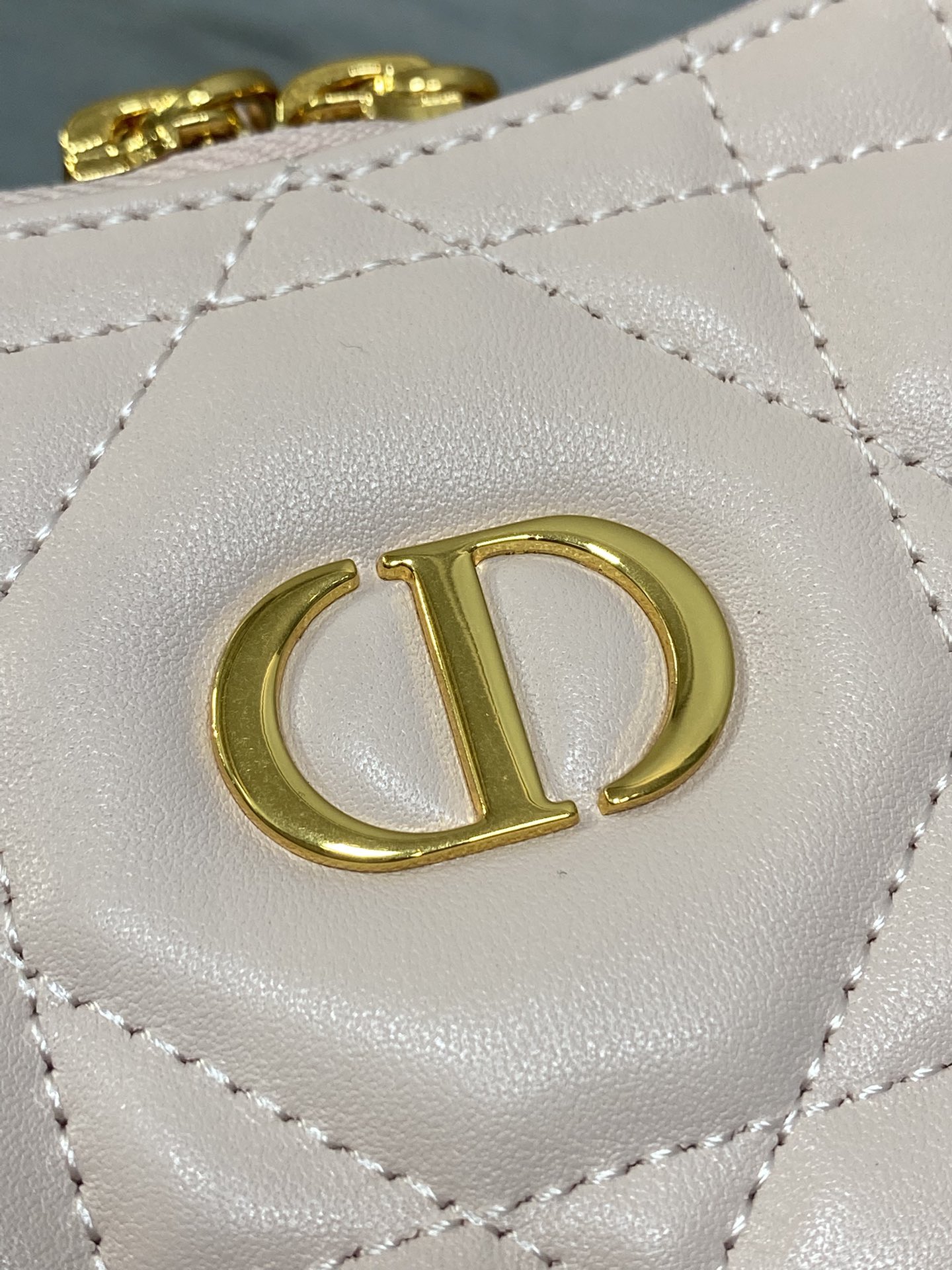 现货‼️Dior秋冬系列Miss Dior单肩水饺包 采用小羊皮精心制作 别具一格的字母标志 超大菱格 