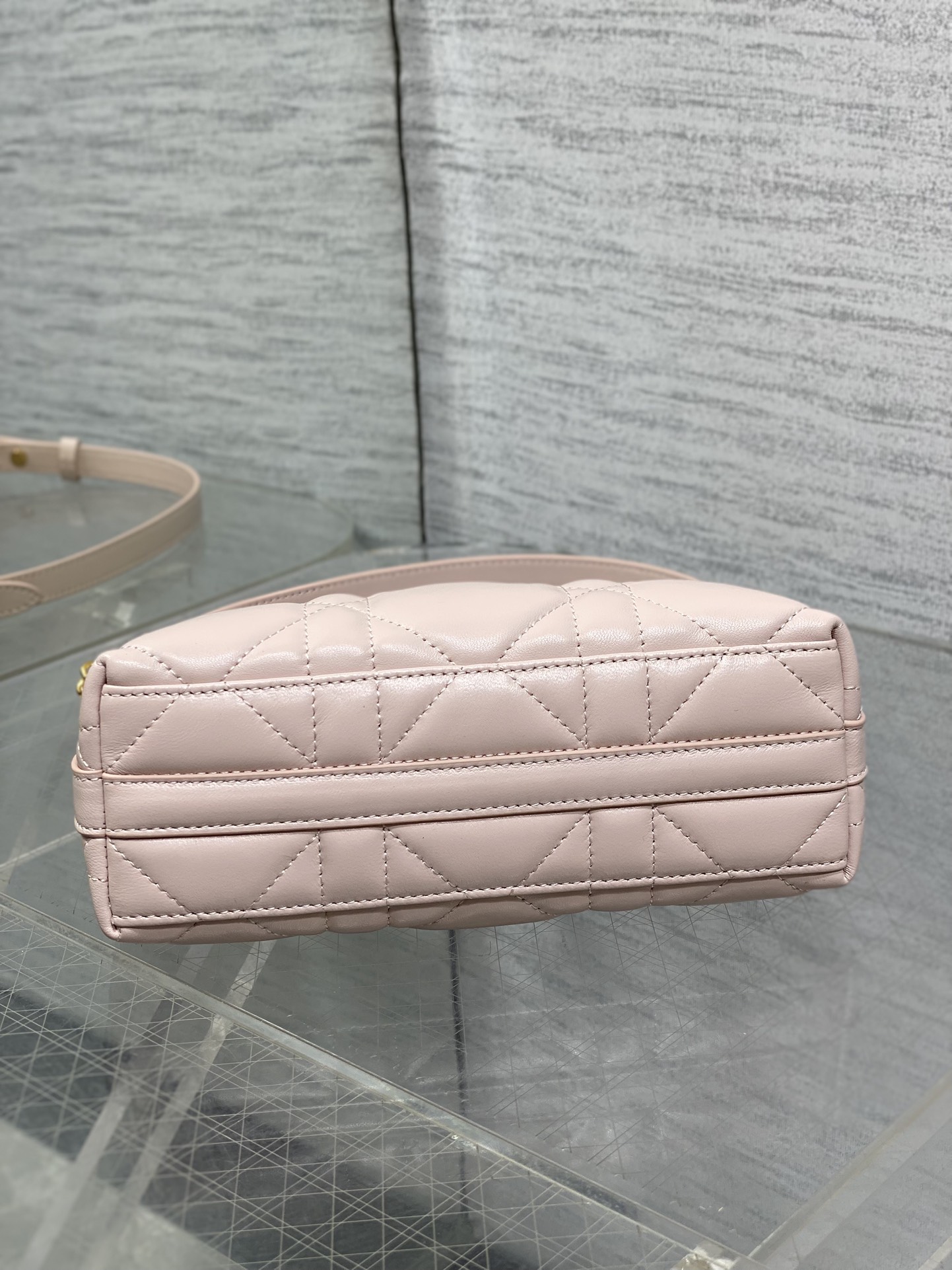 现货‼️Dior秋冬系列Miss Dior单肩水饺包 采用小羊皮精心制作 别具一格的字母标志 超大菱格 