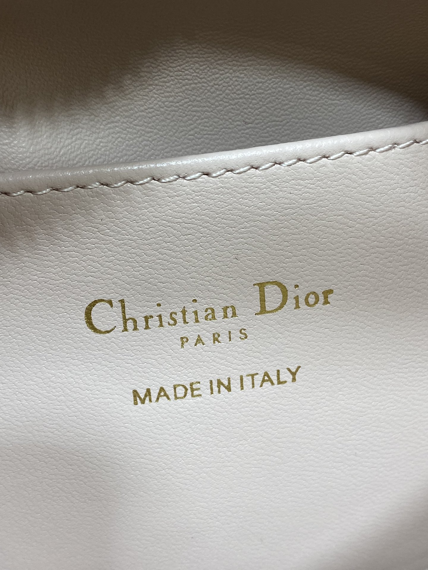 现货‼️Dior秋冬系列Miss Dior单肩水饺包 采用小羊皮精心制作 别具一格的字母标志 超大菱格 