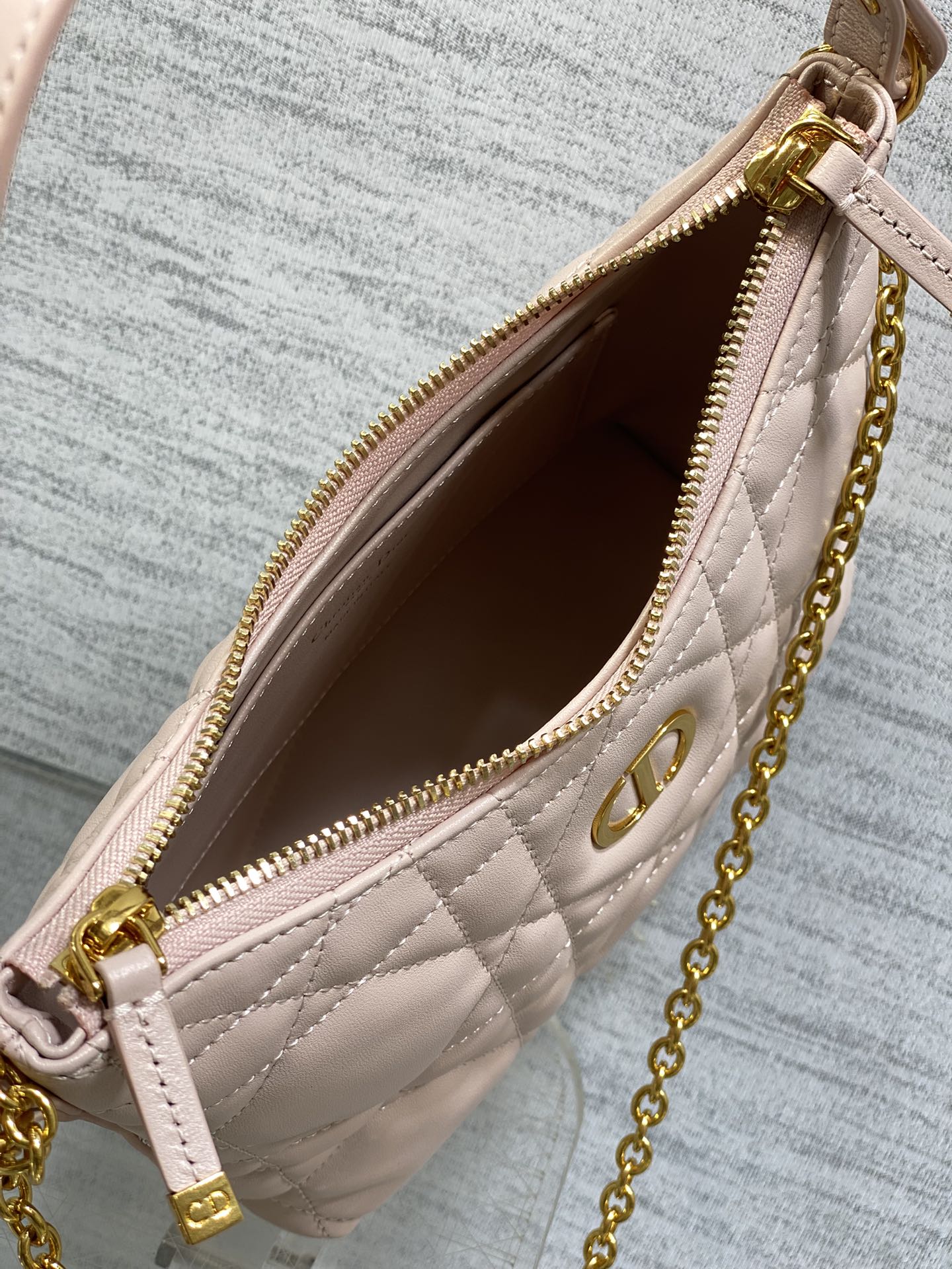 现货‼️Dior秋冬系列Miss Dior单肩水饺包 采用小羊皮精心制作 别具一格的字母标志 超大菱格 