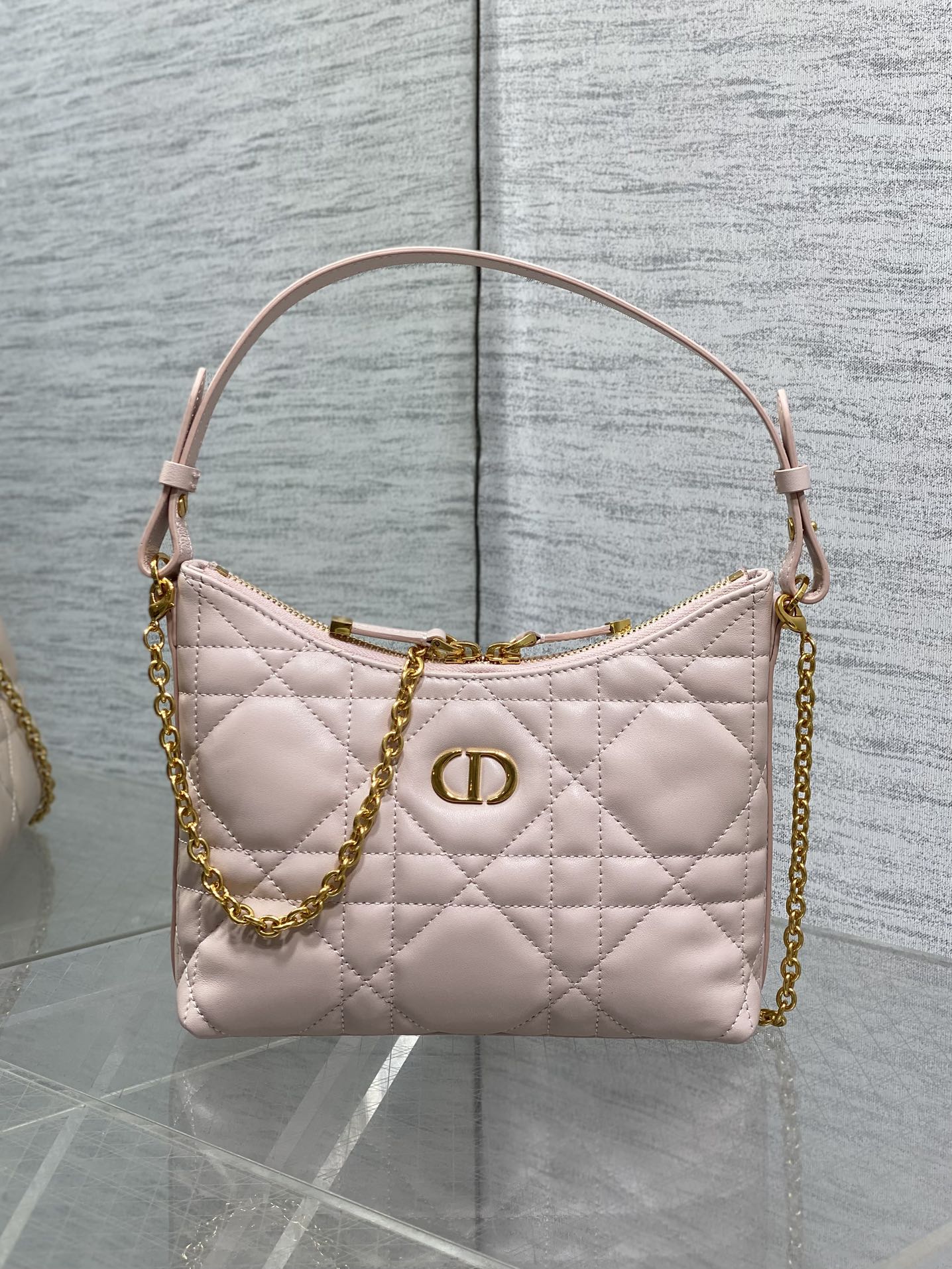 现货‼️Dior秋冬系列Miss Dior单肩水饺包 采用小羊皮精心制作 别具一格的字母标志 超大菱格 