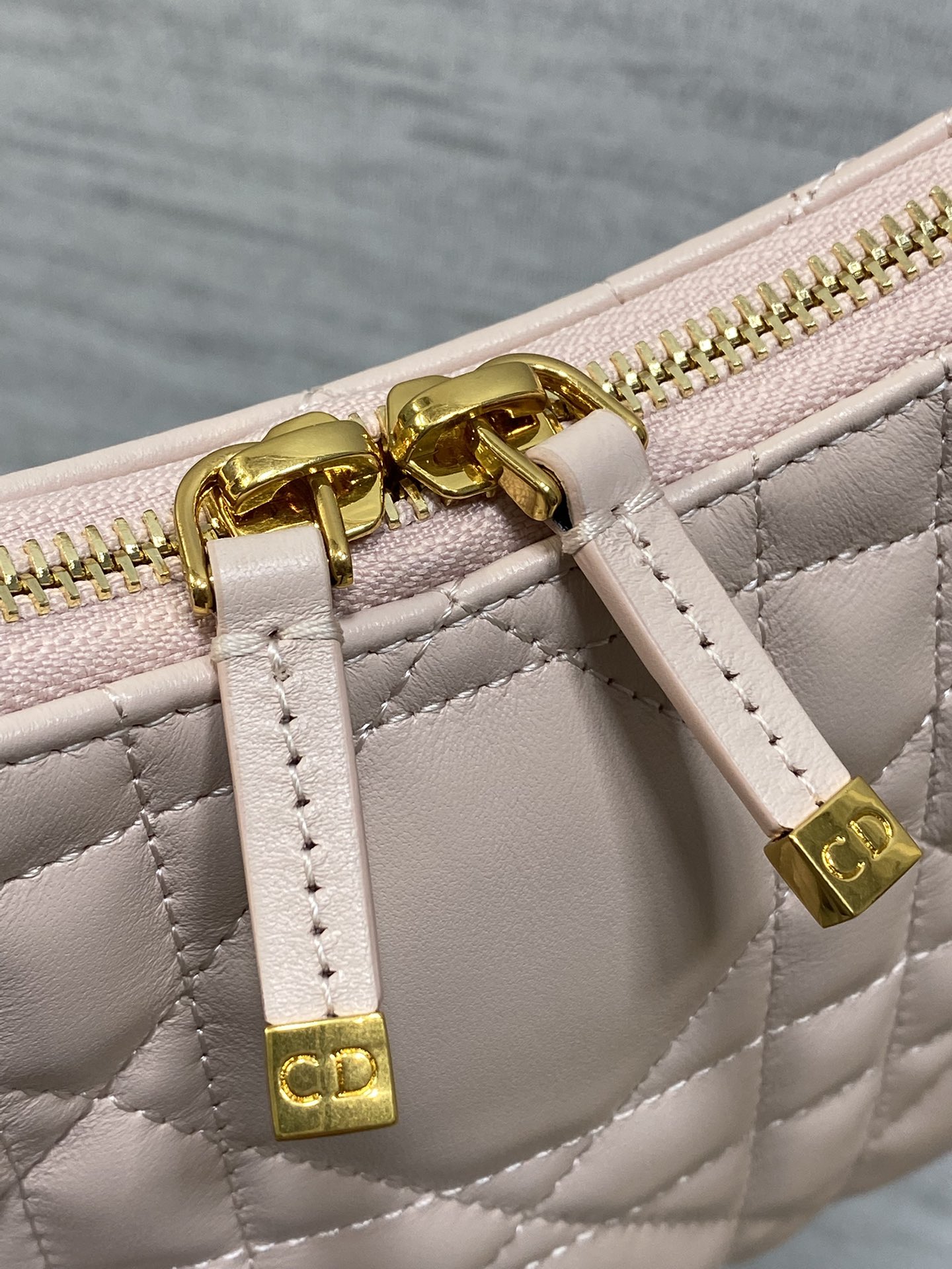 现货‼️Dior秋冬系列Miss Dior单肩水饺包 采用小羊皮精心制作 别具一格的字母标志 超大菱格 