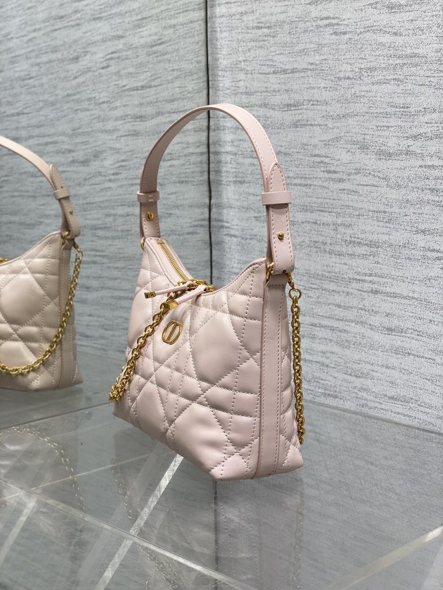 现货‼️Dior秋冬系列Miss Dior单肩水饺包 采用小羊皮精心制作 别具一格的字母标志 超大菱格 