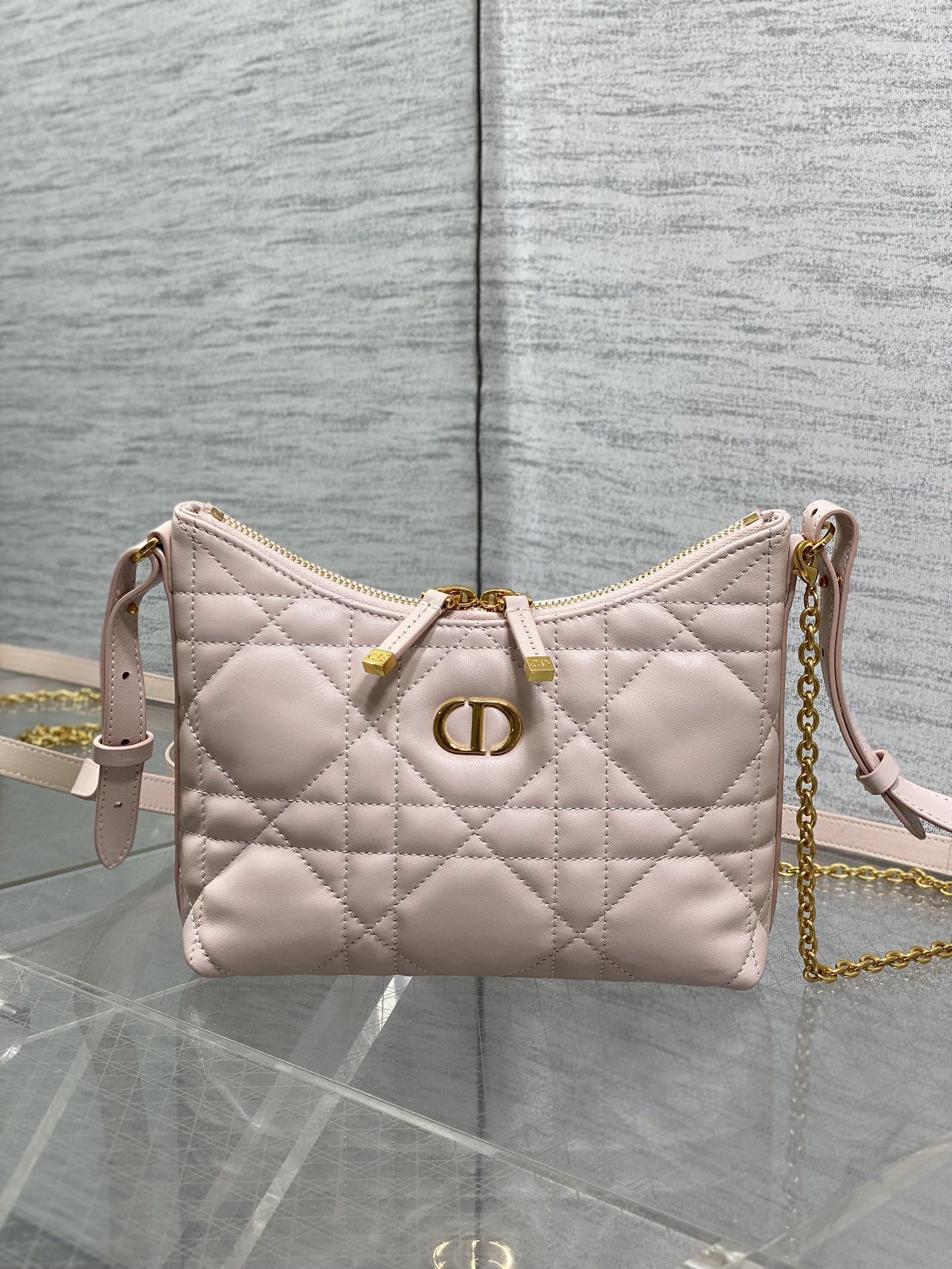 现货‼️Dior秋冬系列Miss Dior单肩水饺包 采用小羊皮精心制作 别具一格的字母标志 超大菱格 