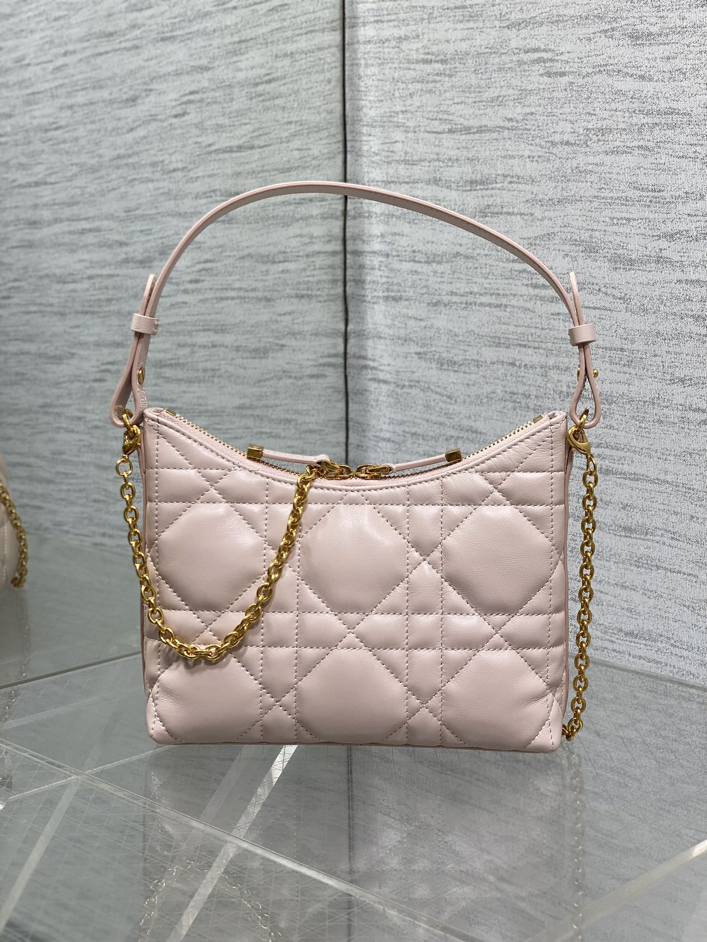 现货‼️Dior秋冬系列Miss Dior单肩水饺包 采用小羊皮精心制作 别具一格的字母标志 超大菱格 