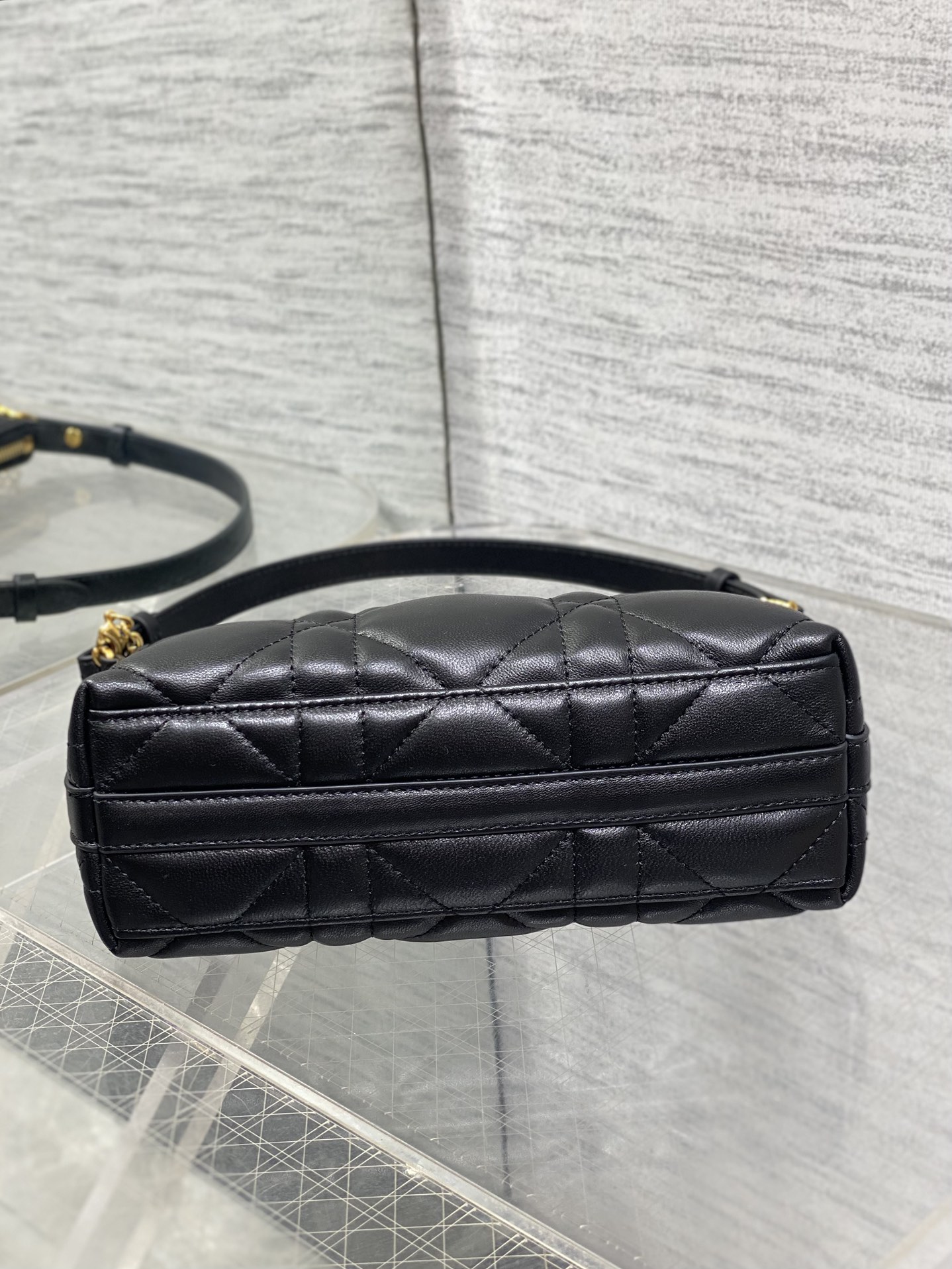 现货‼️Dior秋冬系列Miss Dior单肩水饺包 采用小羊皮精心制作 别具一格的字母标志 超大菱格 