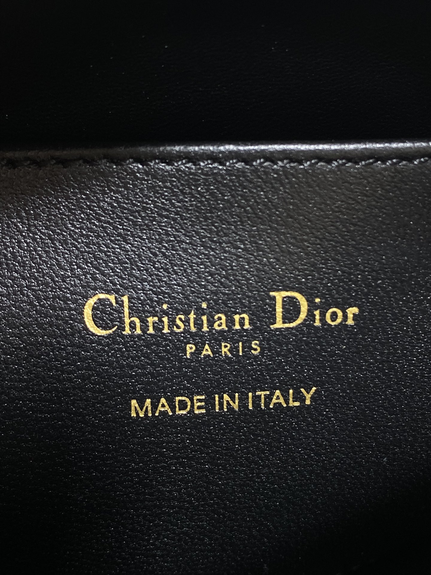 现货‼️Dior秋冬系列Miss Dior单肩水饺包 采用小羊皮精心制作 别具一格的字母标志 超大菱格 