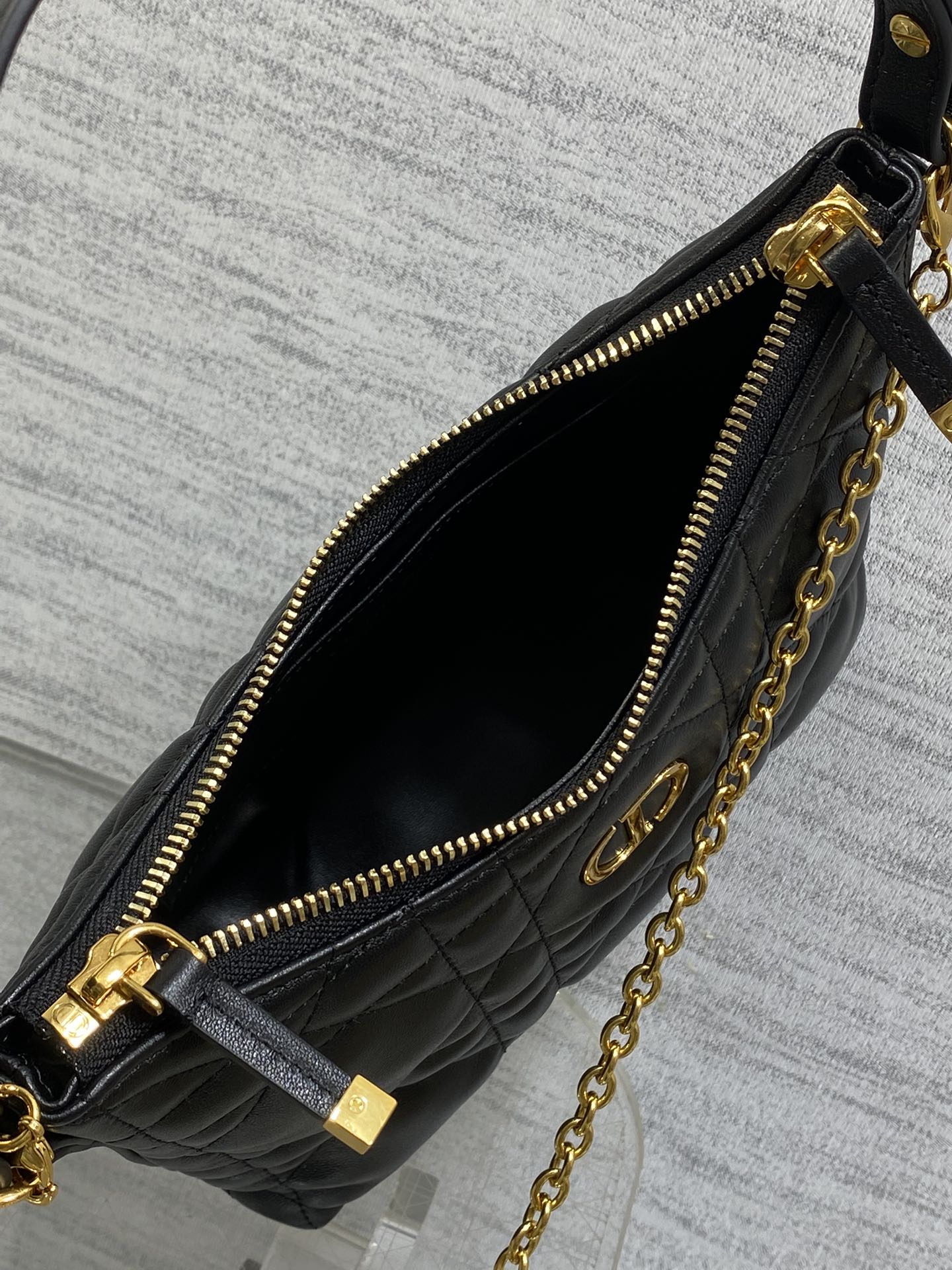 现货‼️Dior秋冬系列Miss Dior单肩水饺包 采用小羊皮精心制作 别具一格的字母标志 超大菱格 