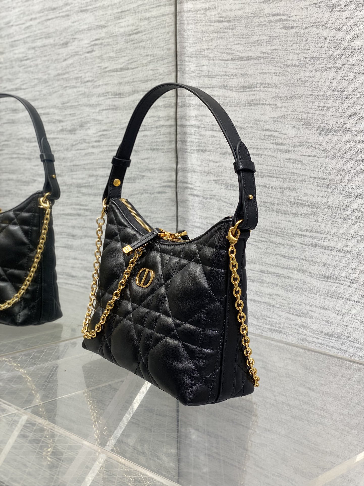 现货‼️Dior秋冬系列Miss Dior单肩水饺包 采用小羊皮精心制作 别具一格的字母标志 超大菱格 