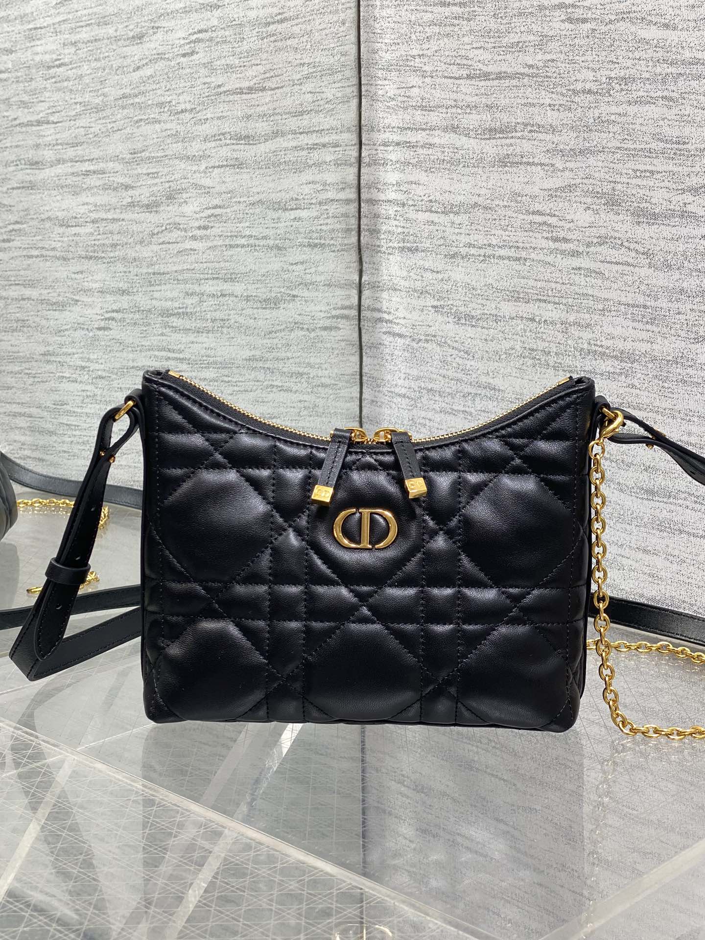 现货‼️Dior秋冬系列Miss Dior单肩水饺包 采用小羊皮精心制作 别具一格的字母标志 超大菱格 