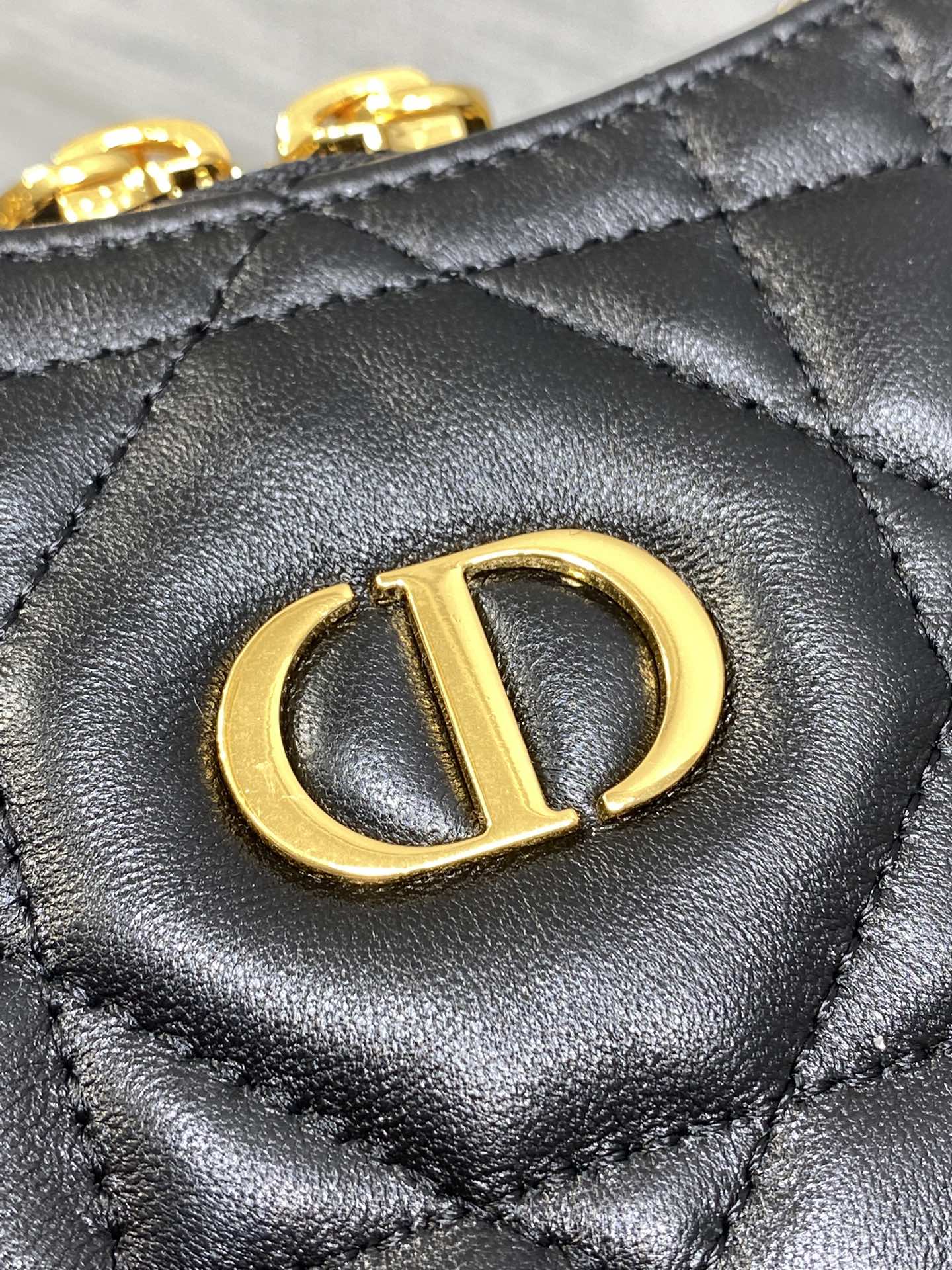 现货‼️Dior秋冬系列Miss Dior单肩水饺包 采用小羊皮精心制作 别具一格的字母标志 超大菱格 