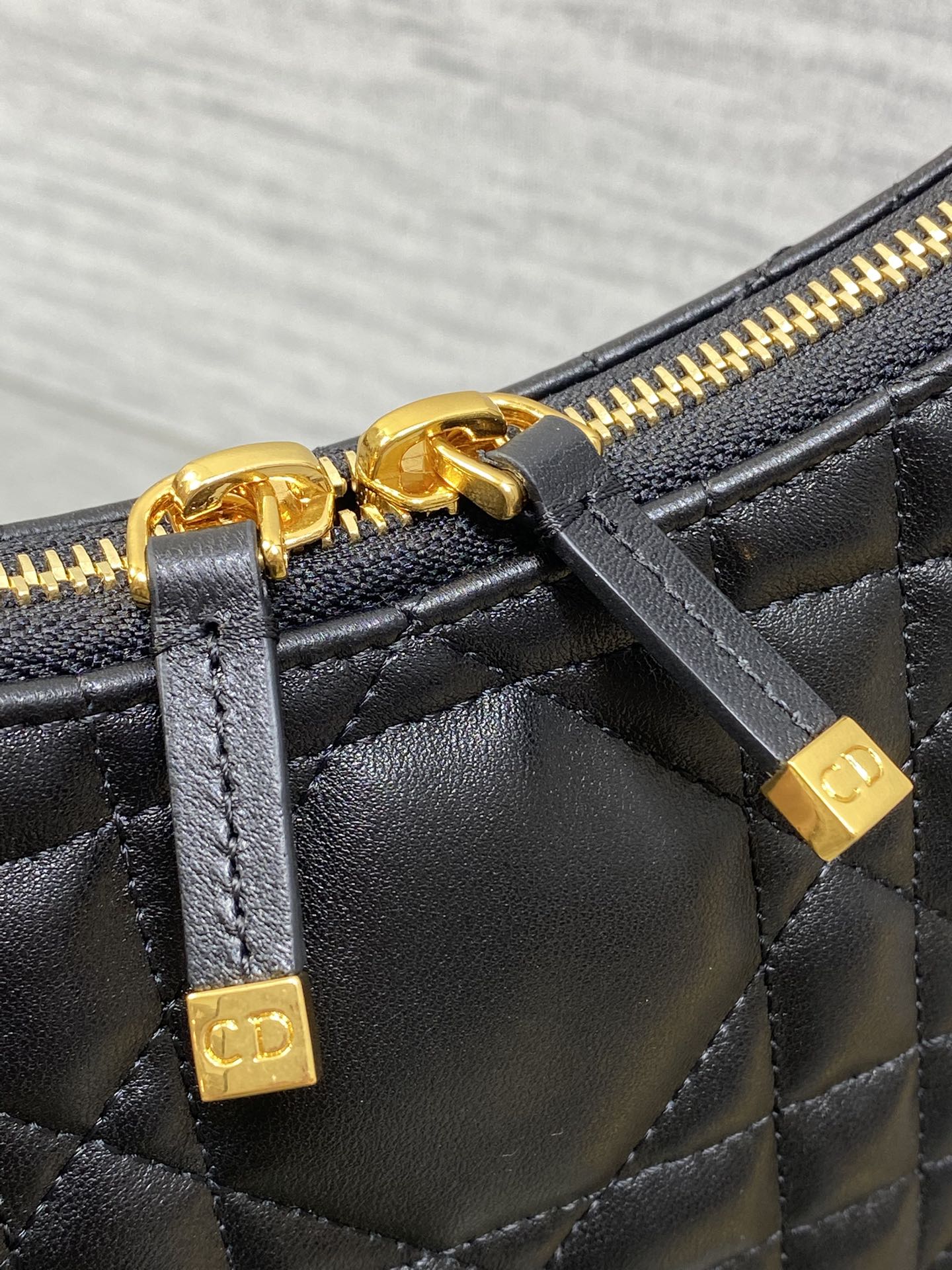 现货‼️Dior秋冬系列Miss Dior单肩水饺包 采用小羊皮精心制作 别具一格的字母标志 超大菱格 